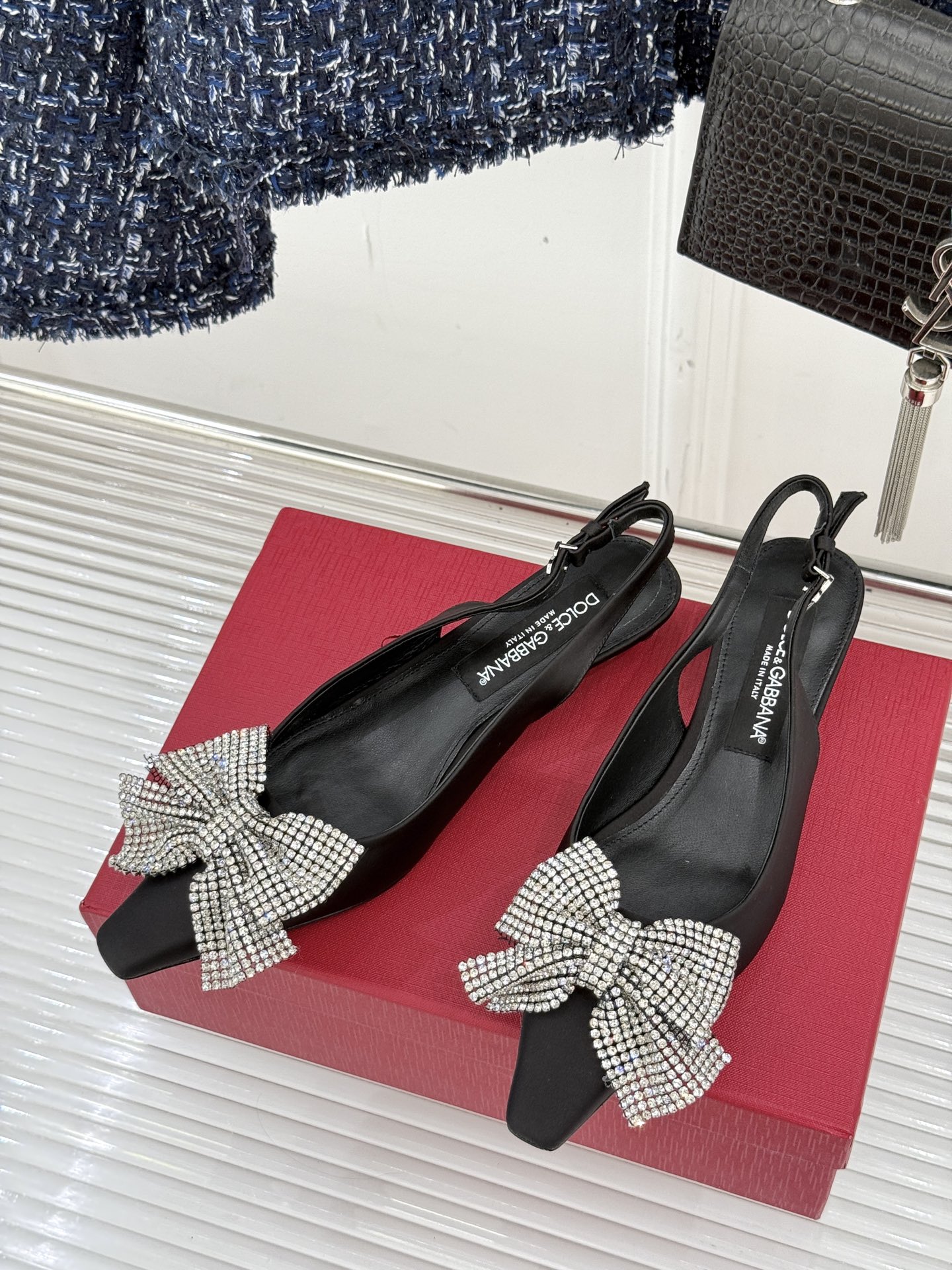 
DOLCE&GABBANA25S
春夏新品水钻蝴蝶结凉鞋
面料采用原版定制材质
内里踮脚均为羊皮
意大