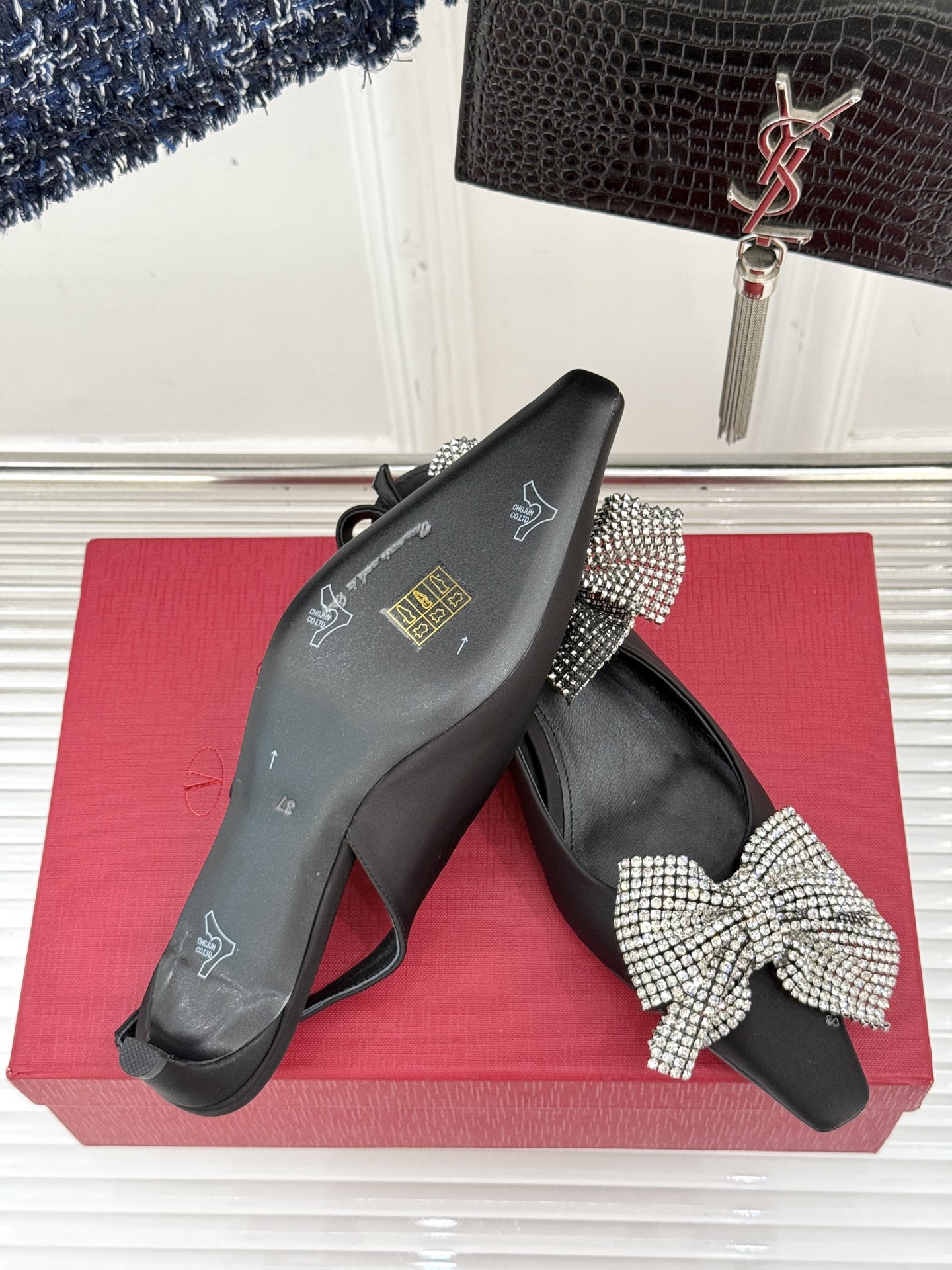 
DOLCE&GABBANA25S
春夏新品水钻蝴蝶结凉鞋
面料采用原版定制材质
内里踮脚均为羊皮
意大