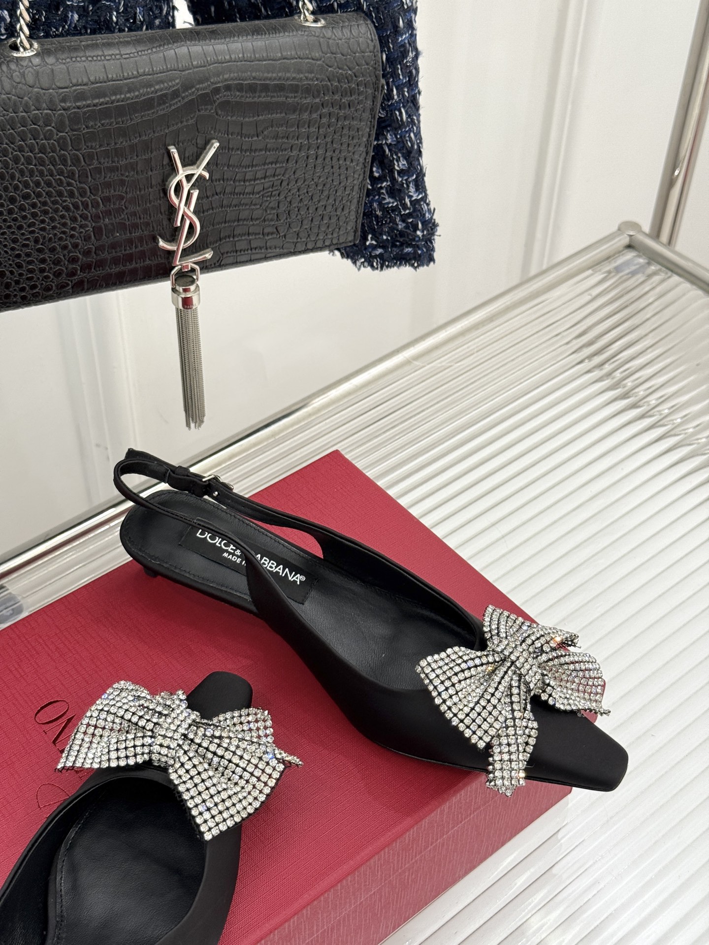 
DOLCE&GABBANA25S
春夏新品水钻蝴蝶结凉鞋
面料采用原版定制材质
内里踮脚均为羊皮
意大