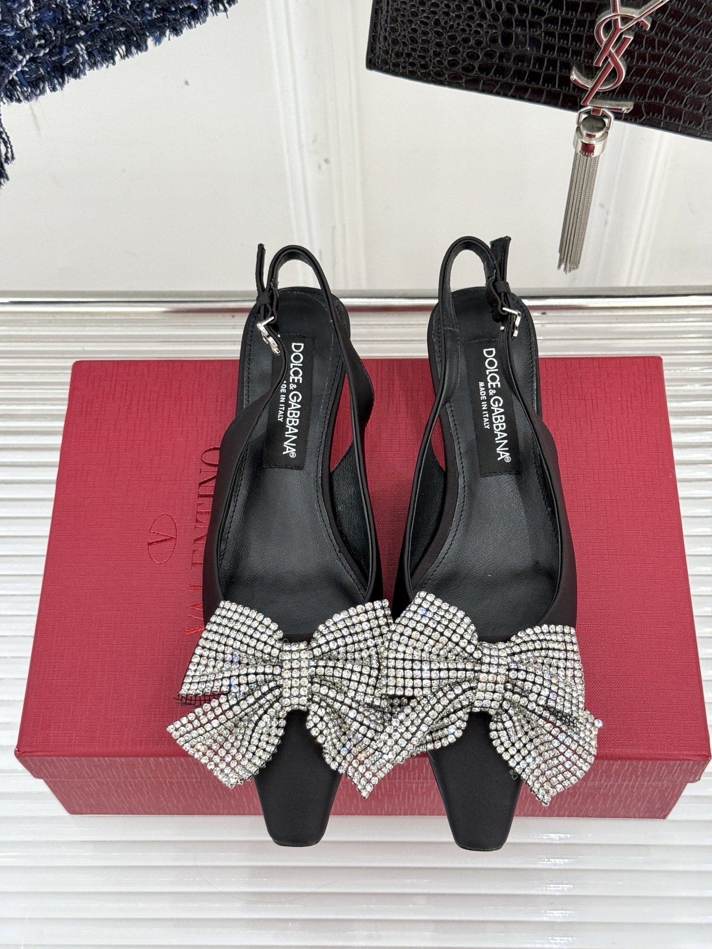 
DOLCE&GABBANA25S
春夏新品水钻蝴蝶结凉鞋
面料采用原版定制材质
内里踮脚均为羊皮
意大