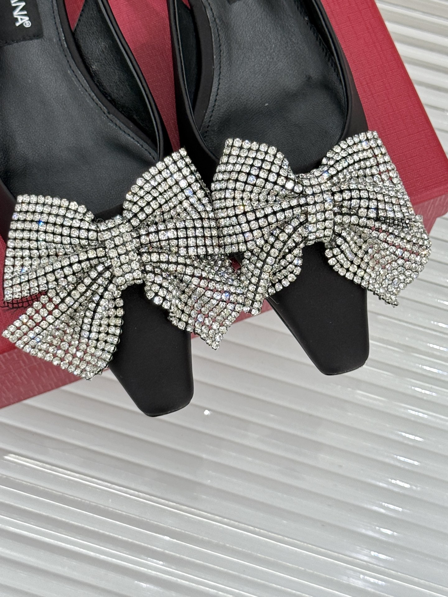 
DOLCE&GABBANA25S
春夏新品水钻蝴蝶结凉鞋
面料采用原版定制材质
内里踮脚均为羊皮
意大