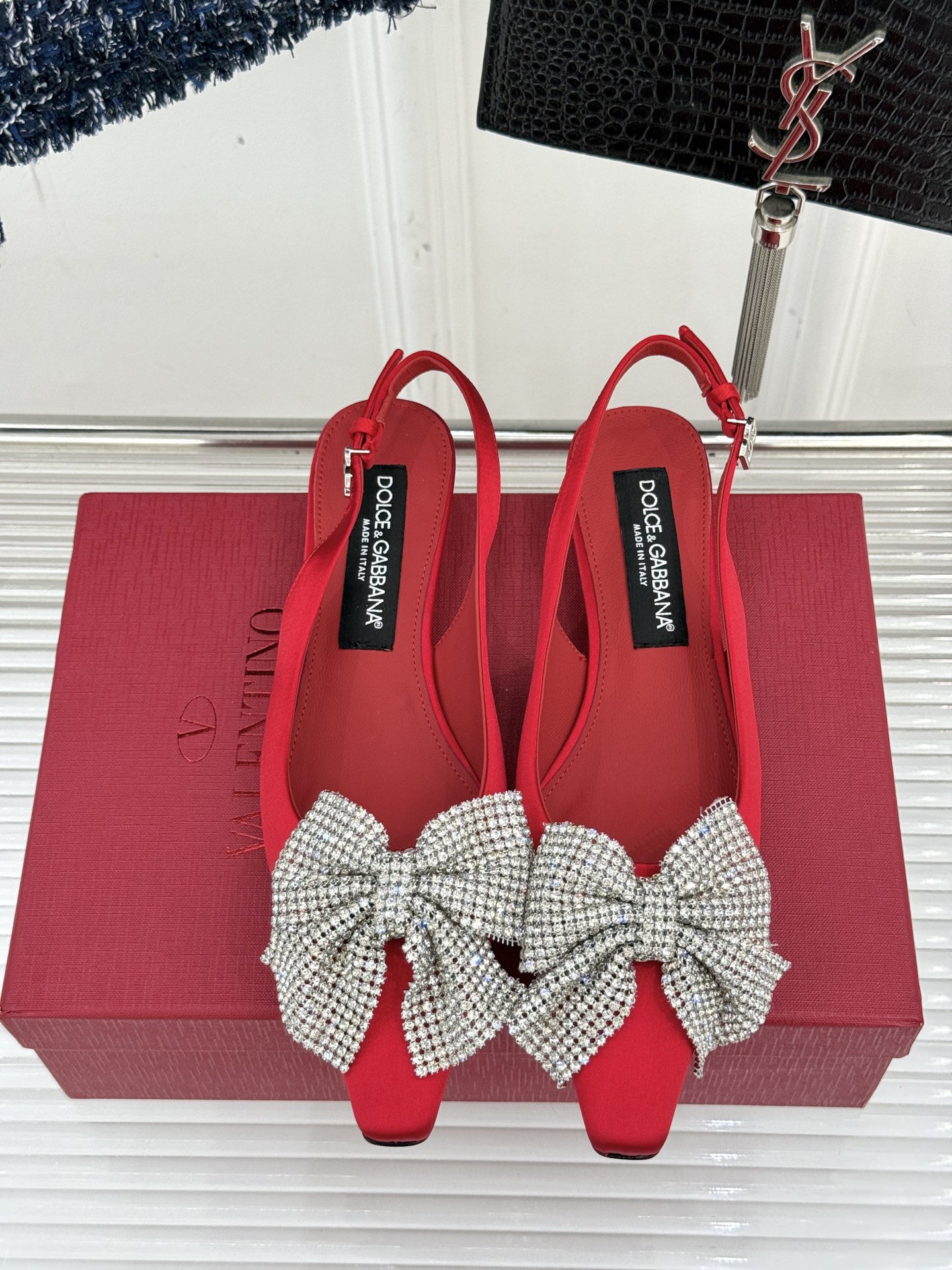 
DOLCE&GABBANA25S
春夏新品水钻蝴蝶结凉鞋
面料采用原版定制材质
内里踮脚均为羊皮
意大