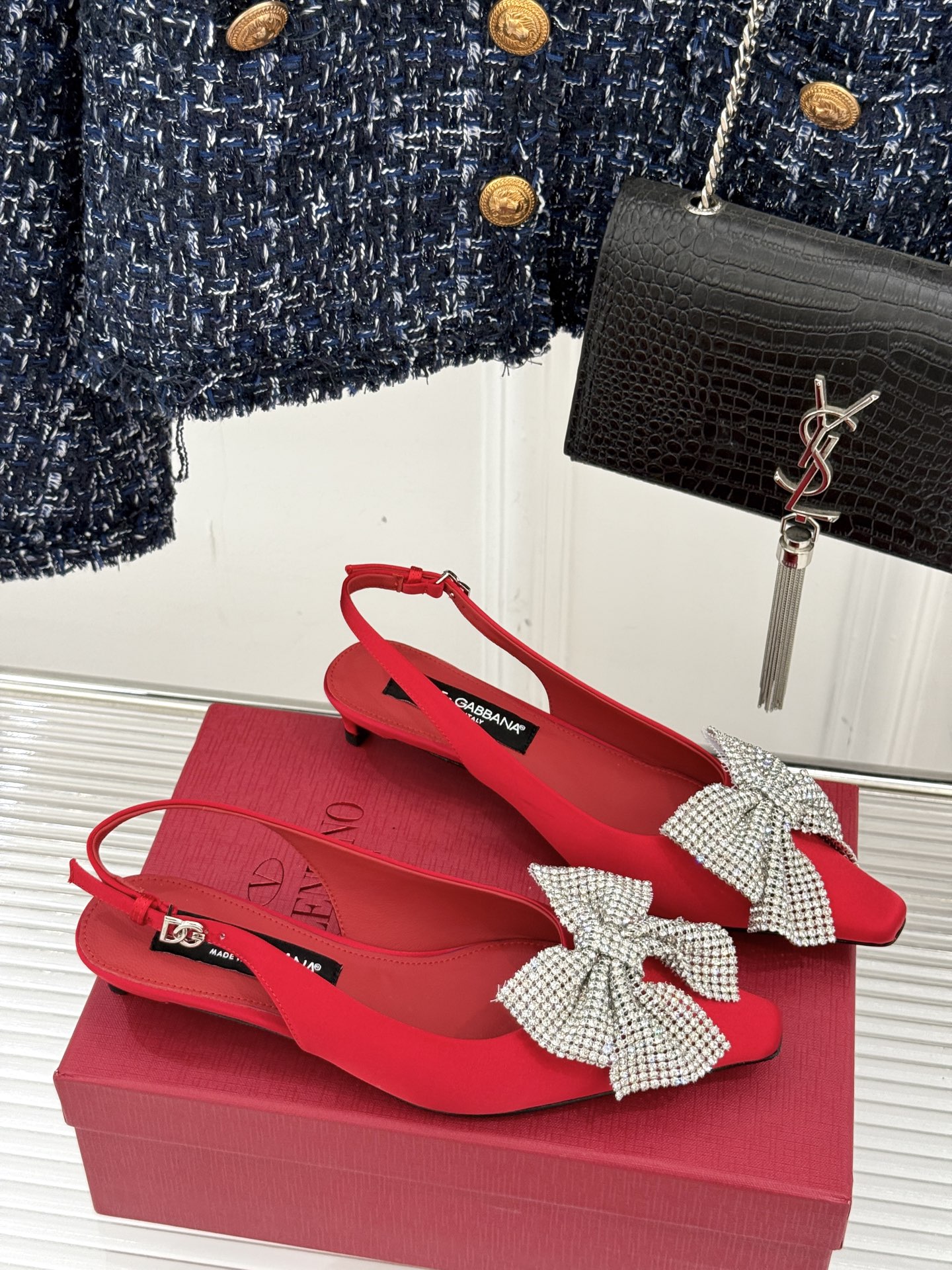 
DOLCE&GABBANA25S
春夏新品水钻蝴蝶结凉鞋
面料采用原版定制材质
内里踮脚均为羊皮
意大