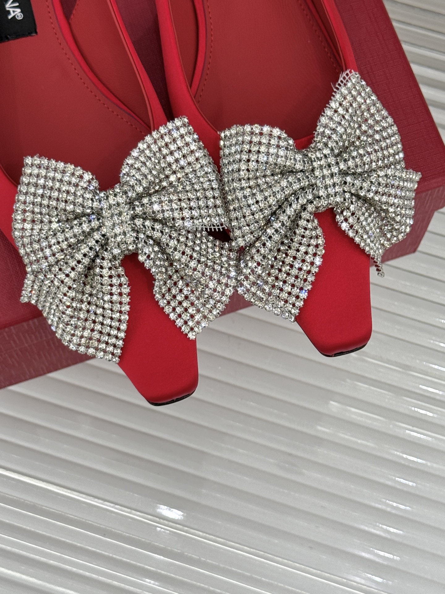 
DOLCE&GABBANA25S
春夏新品水钻蝴蝶结凉鞋
面料采用原版定制材质
内里踮脚均为羊皮
意大
