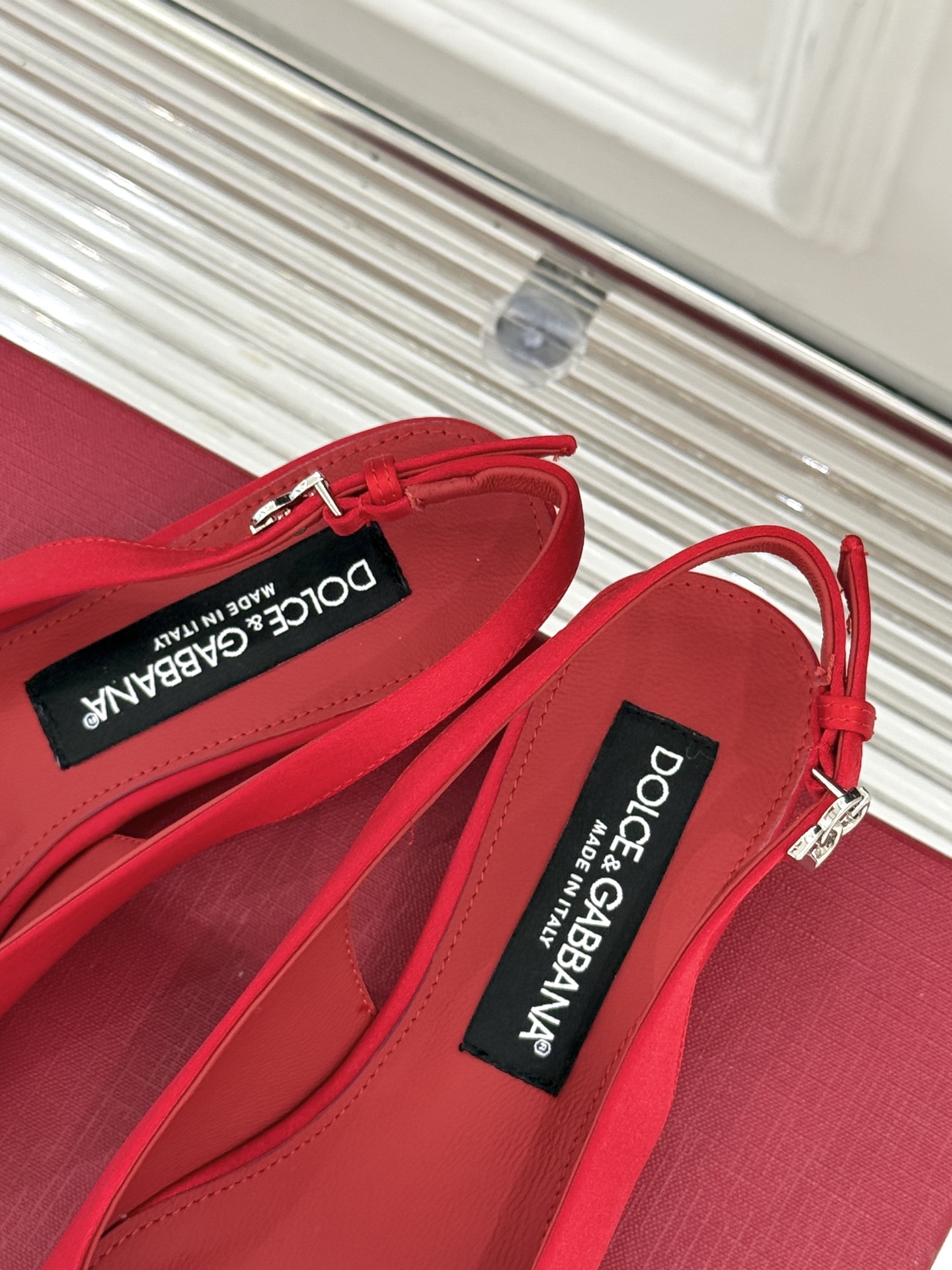 
DOLCE&GABBANA25S
春夏新品水钻蝴蝶结凉鞋
面料采用原版定制材质
内里踮脚均为羊皮
意大