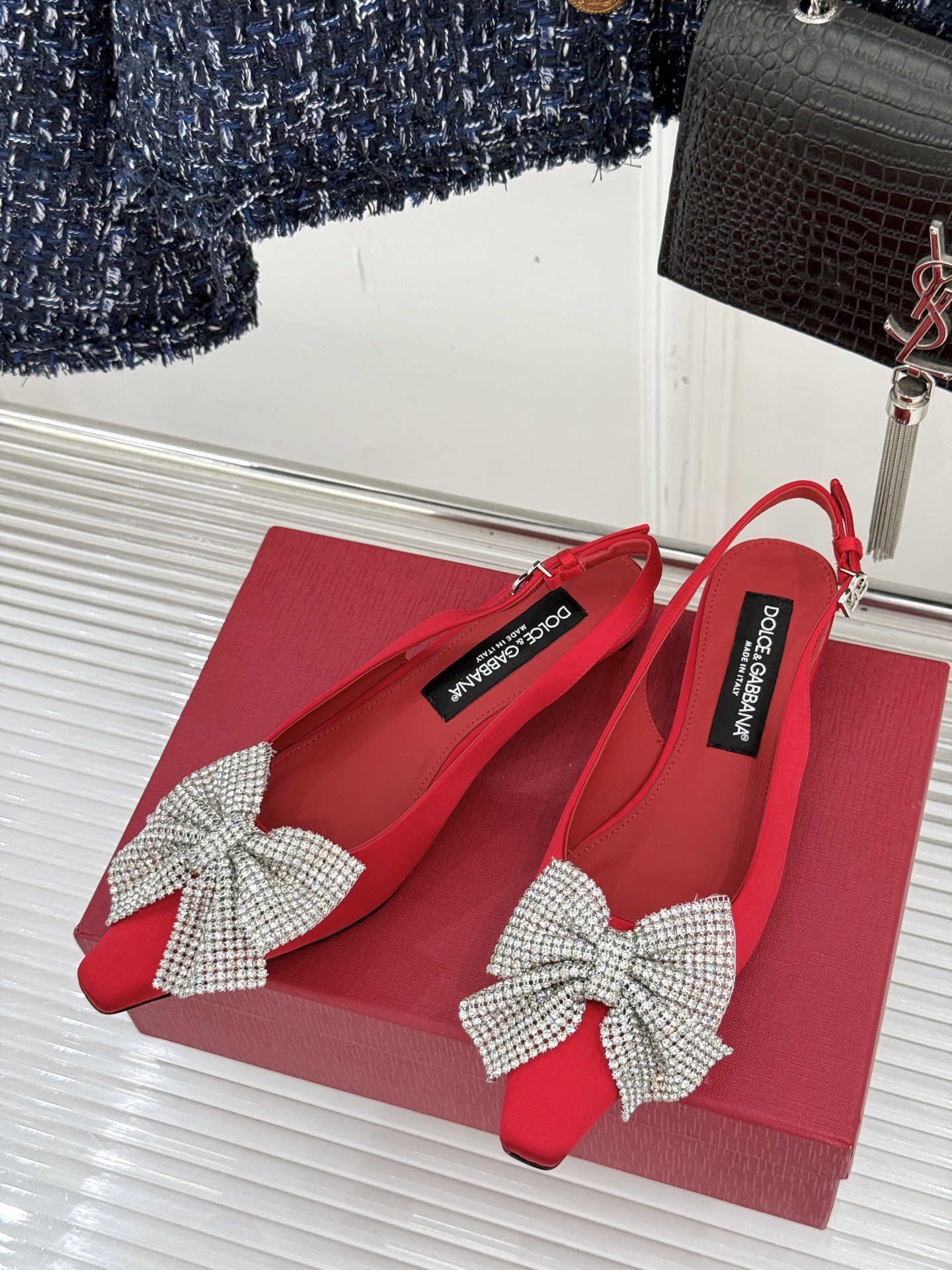 
DOLCE&GABBANA25S
春夏新品水钻蝴蝶结凉鞋
面料采用原版定制材质
内里踮脚均为羊皮
意大