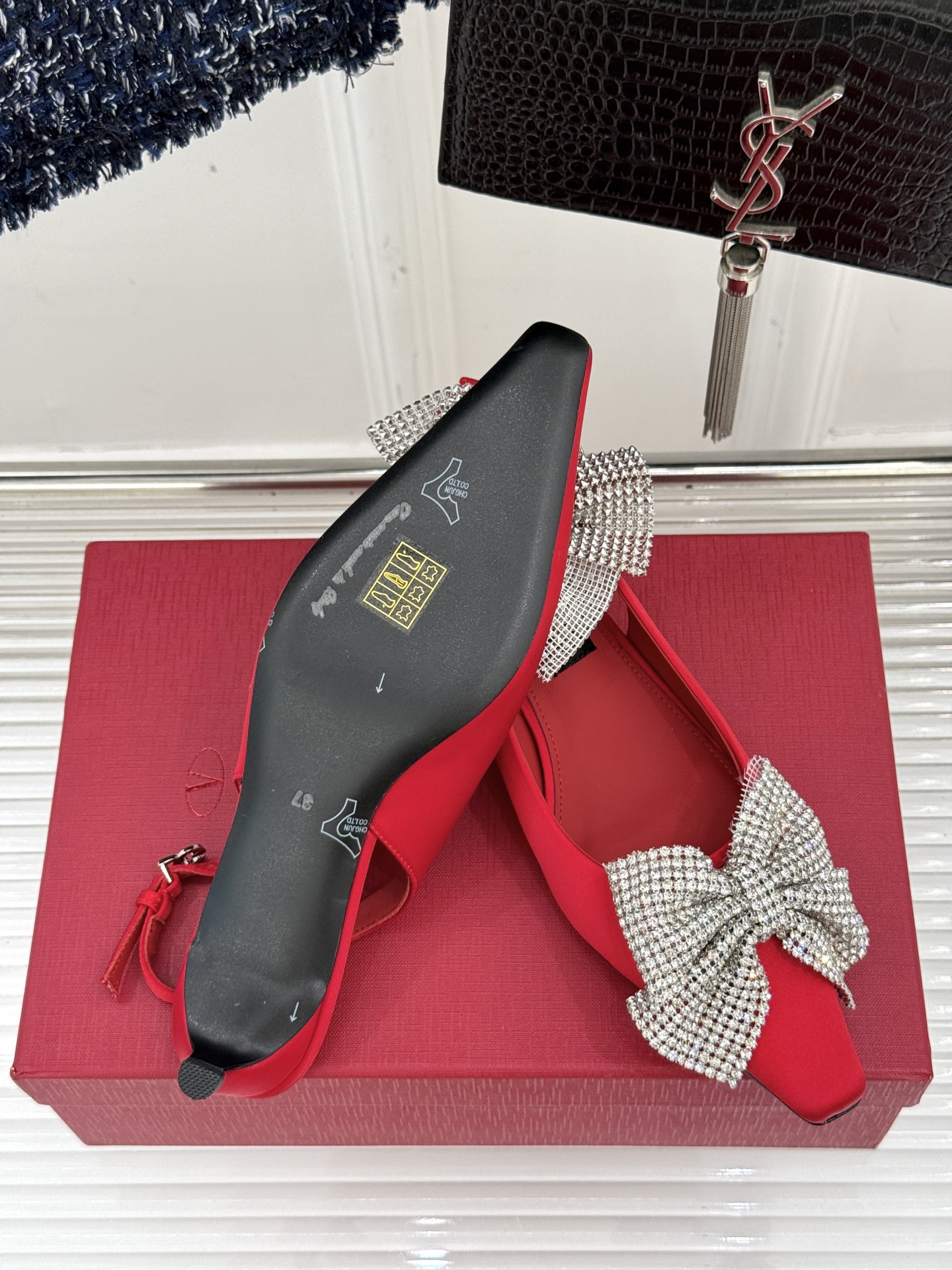 
DOLCE&GABBANA25S
春夏新品水钻蝴蝶结凉鞋
面料采用原版定制材质
内里踮脚均为羊皮
意大