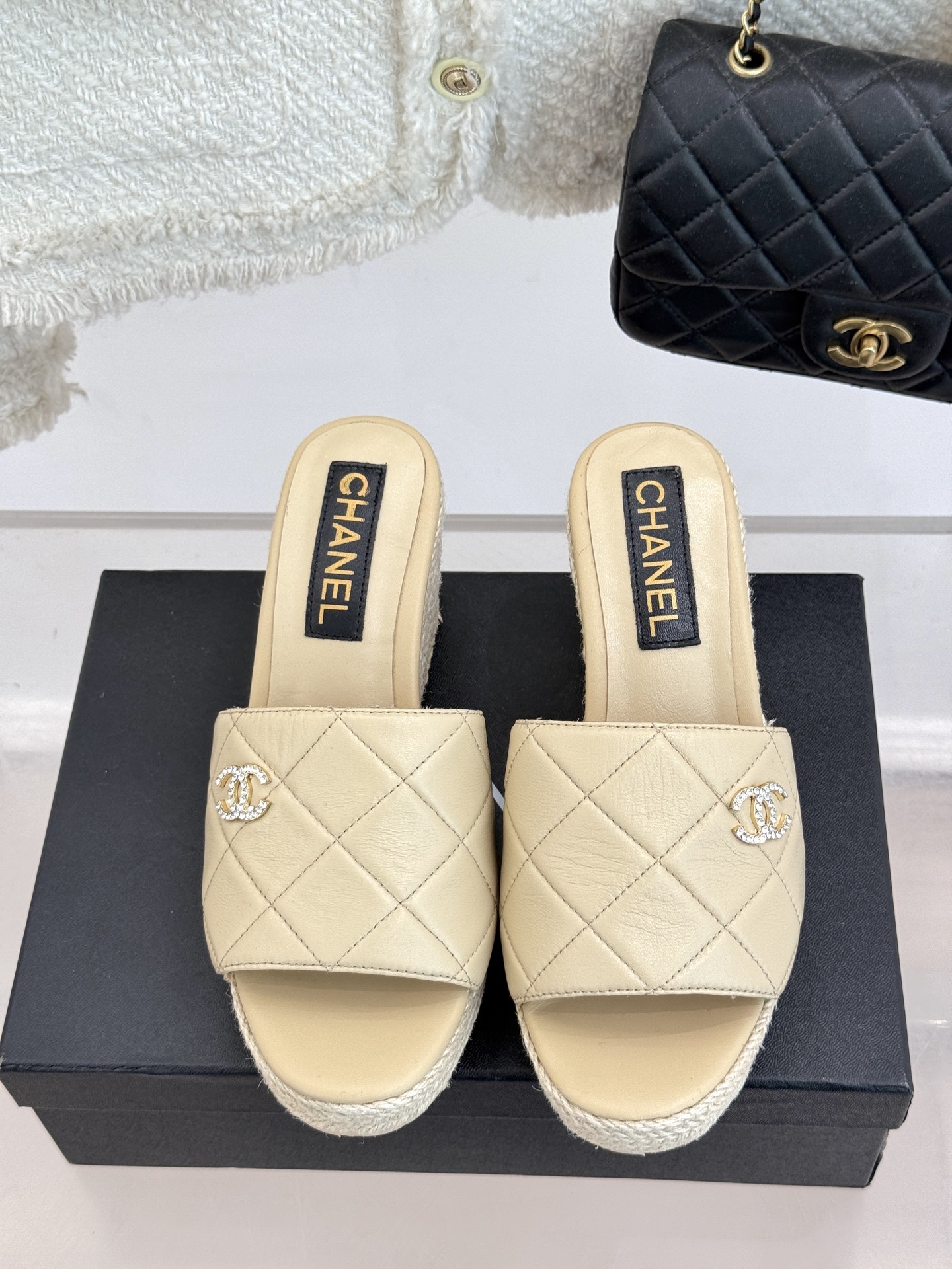 
CHANE* ｜小香234P春夏新品
麻绳菱格厚底坡跟凉鞋
经典菱格搭配麻绳元素 彰显高级
这季凉鞋特