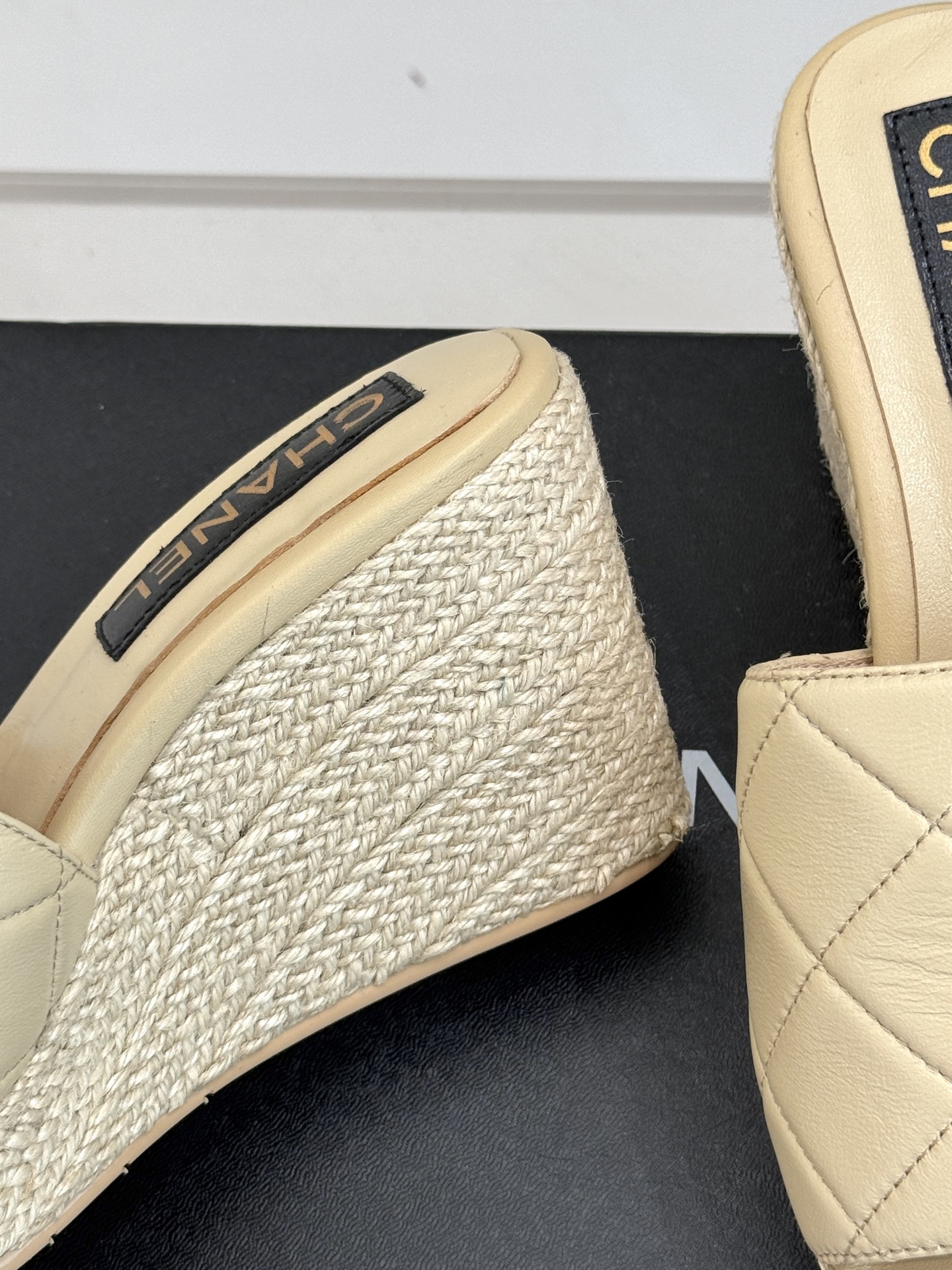 
CHANE* ｜小香234P春夏新品
麻绳菱格厚底坡跟凉鞋
经典菱格搭配麻绳元素 彰显高级
这季凉鞋特