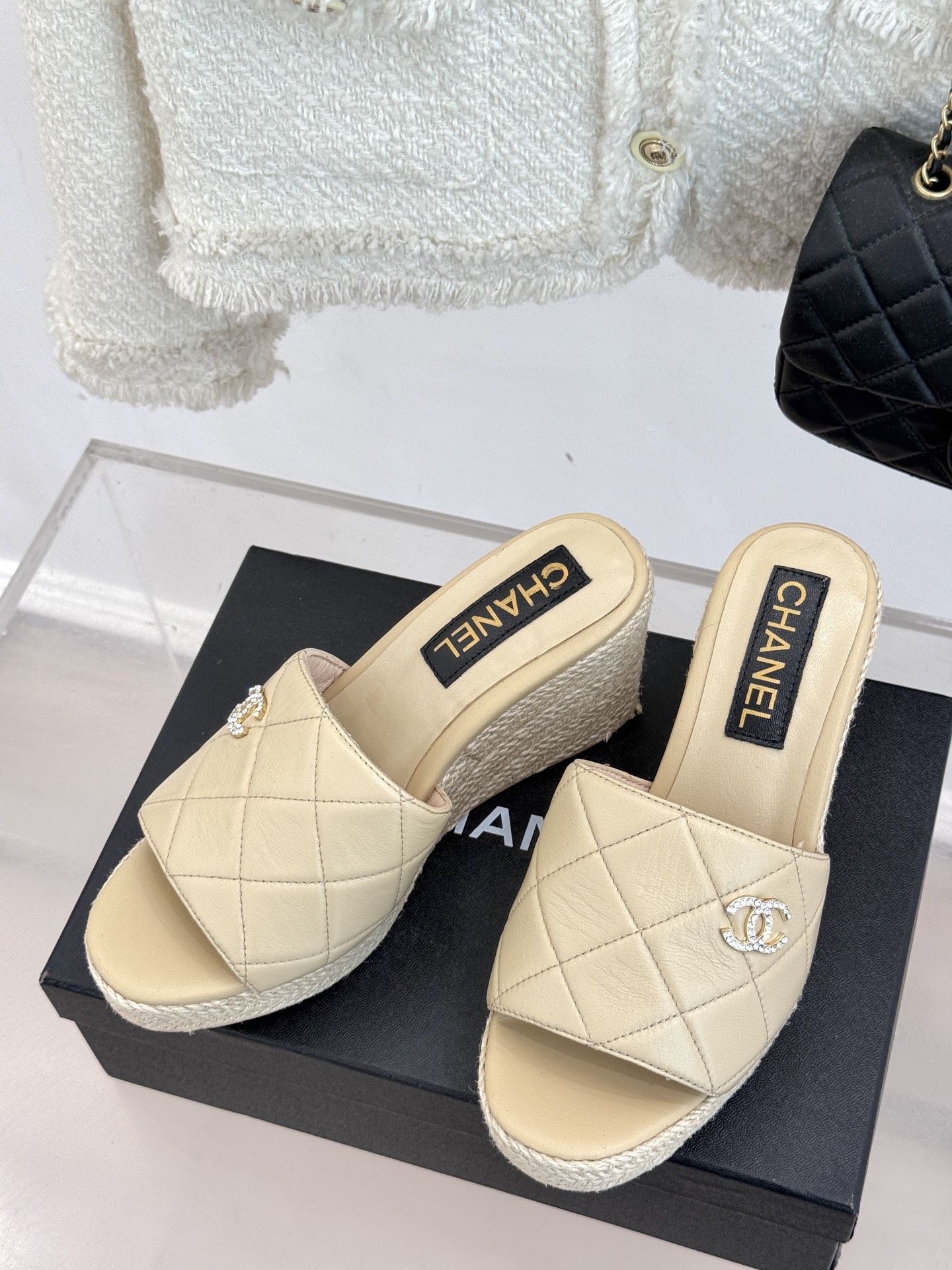 
CHANE* ｜小香234P春夏新品
麻绳菱格厚底坡跟凉鞋
经典菱格搭配麻绳元素 彰显高级
这季凉鞋特