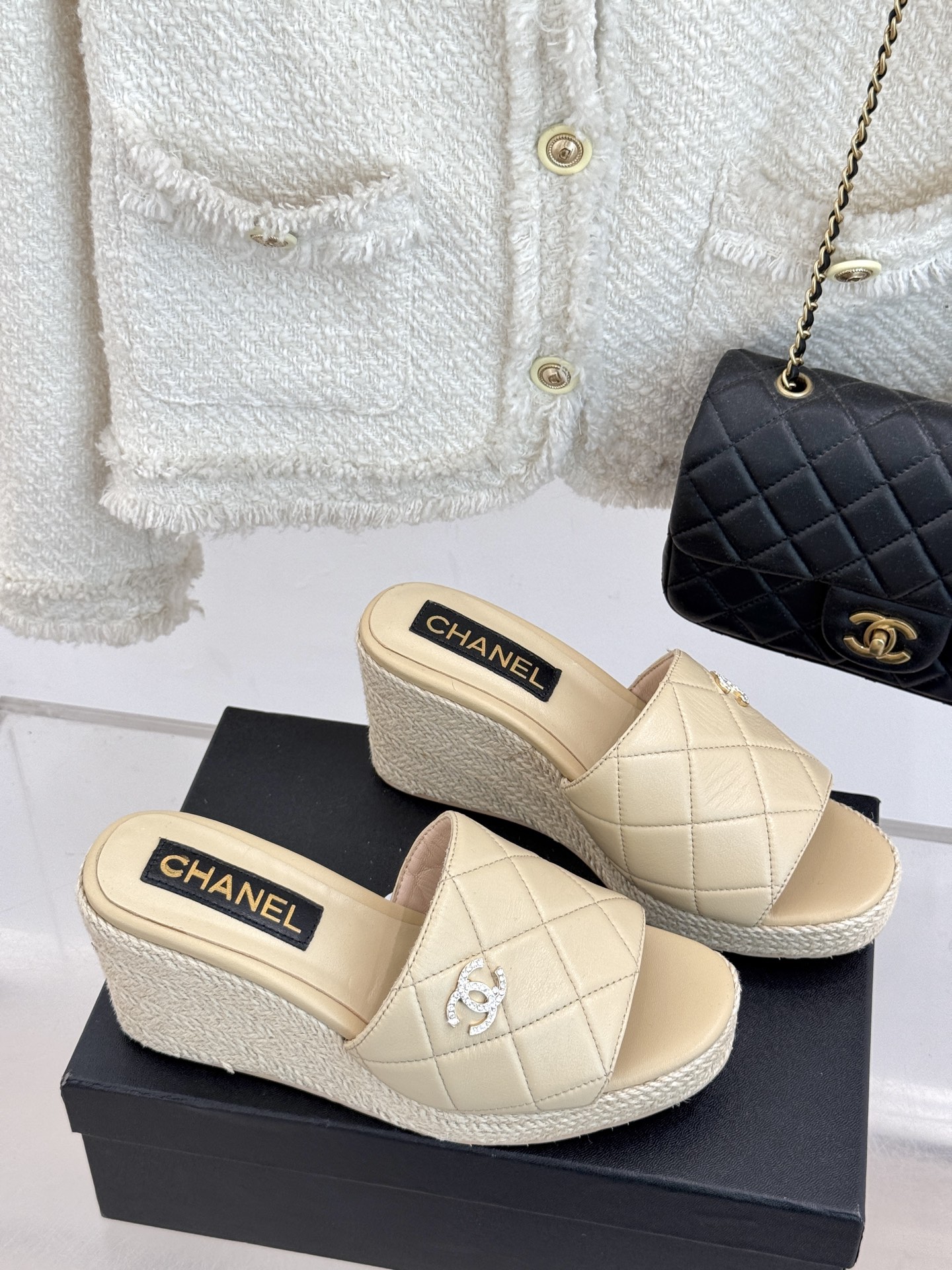
CHANE* ｜小香234P春夏新品
麻绳菱格厚底坡跟凉鞋
经典菱格搭配麻绳元素 彰显高级
这季凉鞋特