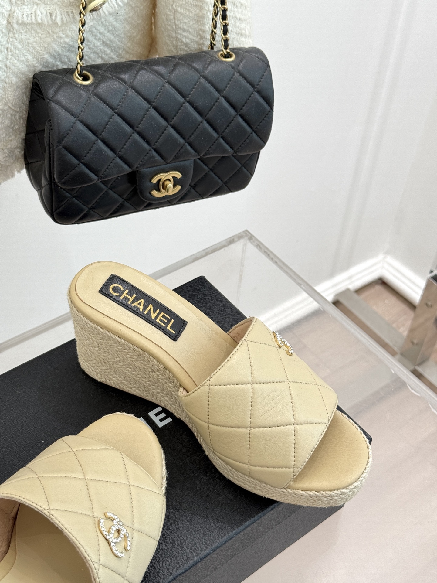 
CHANE* ｜小香234P春夏新品
麻绳菱格厚底坡跟凉鞋
经典菱格搭配麻绳元素 彰显高级
这季凉鞋特