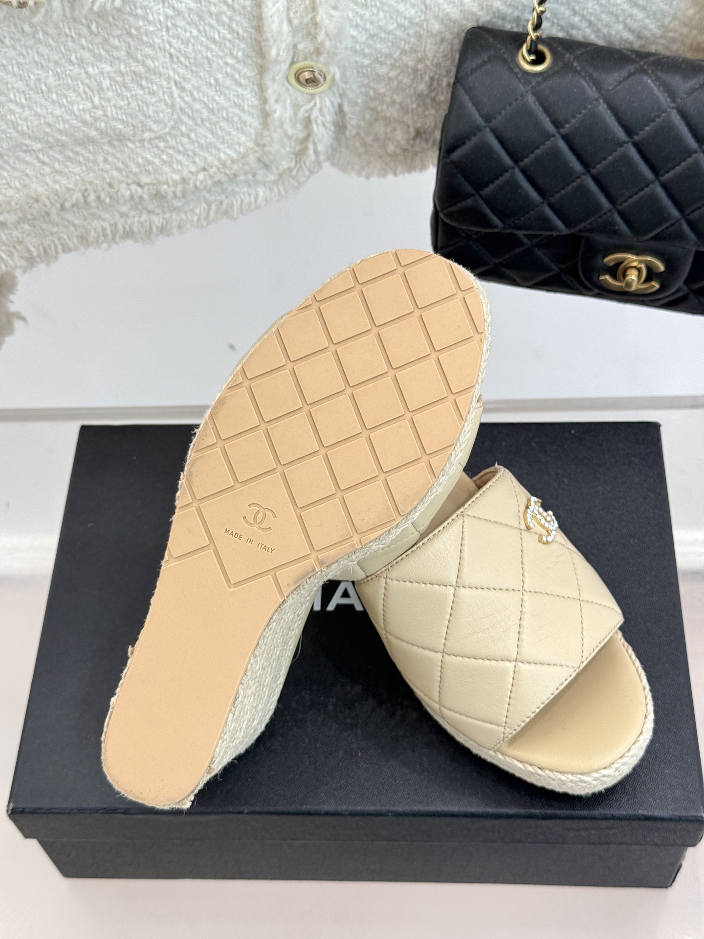 
CHANE* ｜小香234P春夏新品
麻绳菱格厚底坡跟凉鞋
经典菱格搭配麻绳元素 彰显高级
这季凉鞋特