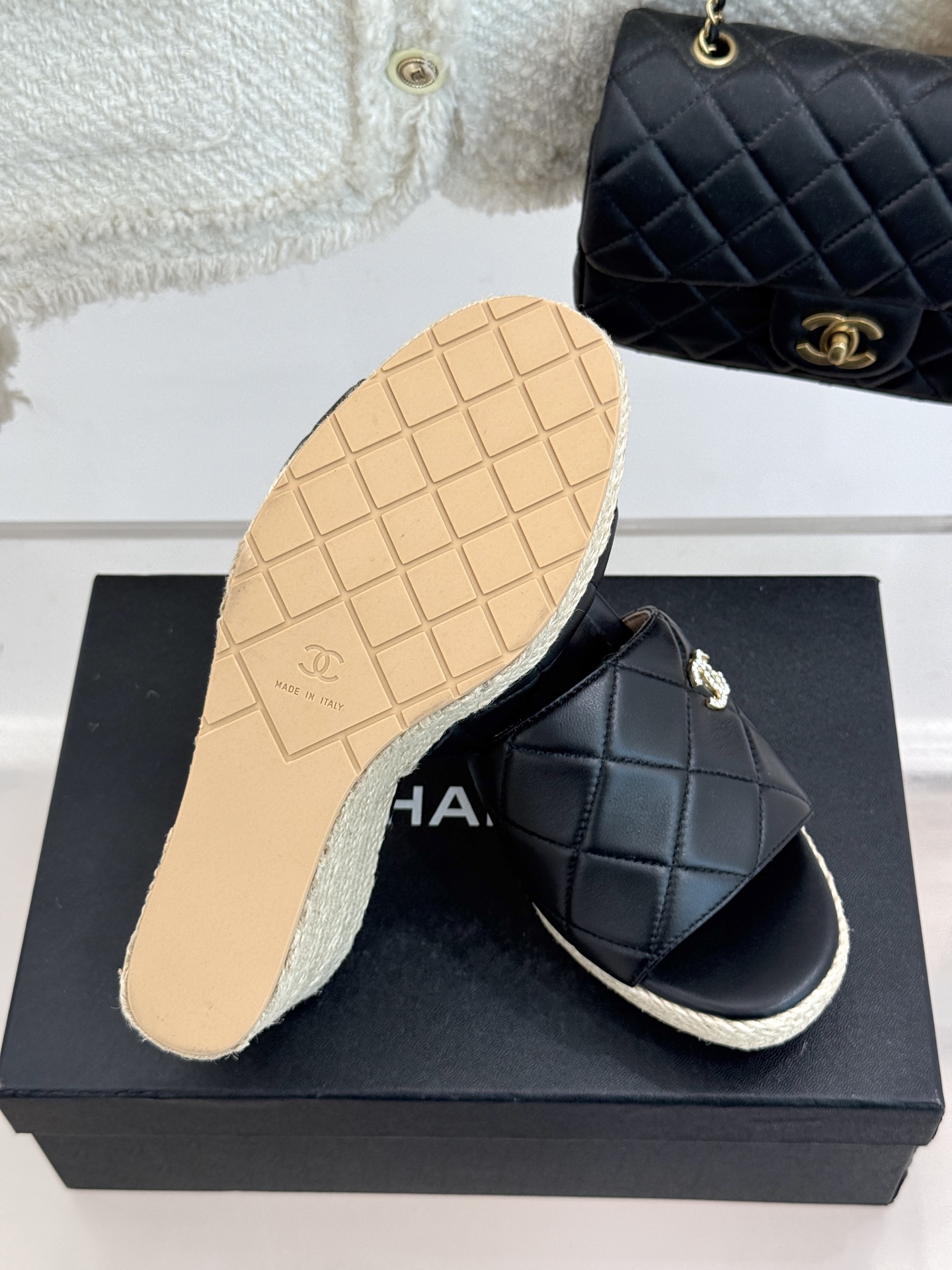 
CHANE* ｜小香234P春夏新品
麻绳菱格厚底坡跟凉鞋
经典菱格搭配麻绳元素 彰显高级
这季凉鞋特
