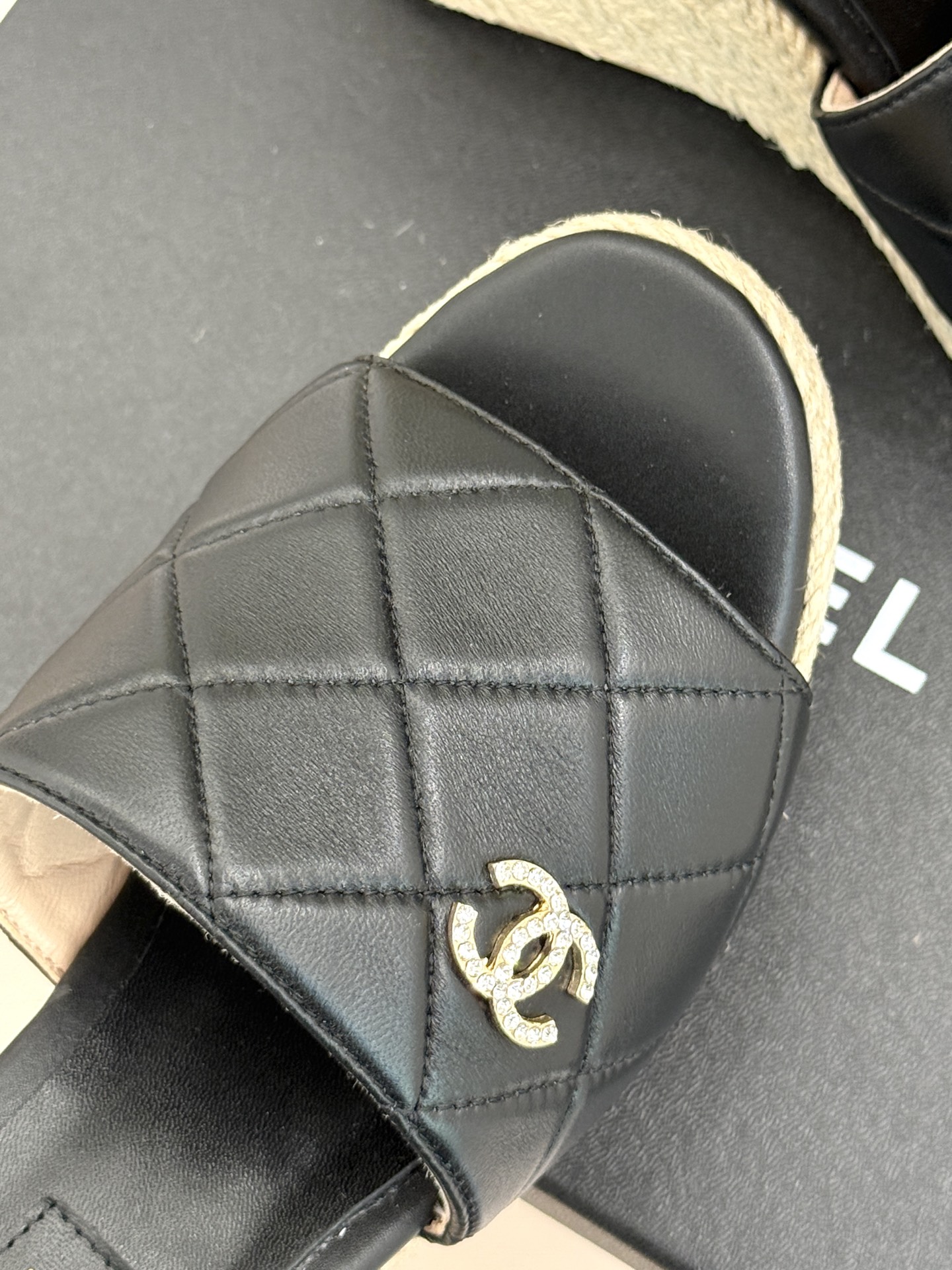 
CHANE* ｜小香234P春夏新品
麻绳菱格厚底坡跟凉鞋
经典菱格搭配麻绳元素 彰显高级
这季凉鞋特