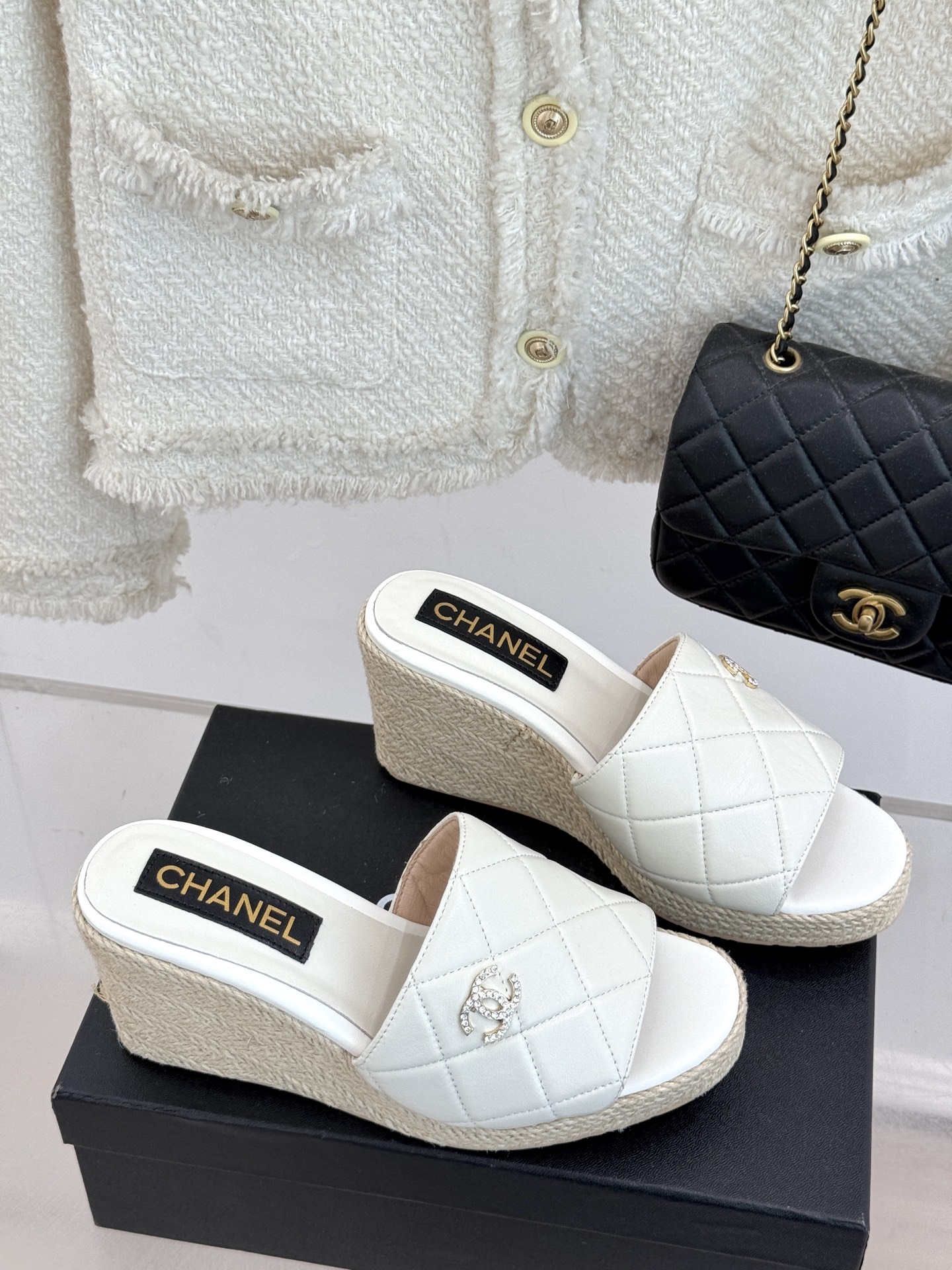 
CHANE* ｜小香234P春夏新品
麻绳菱格厚底坡跟凉鞋
经典菱格搭配麻绳元素 彰显高级
这季凉鞋特