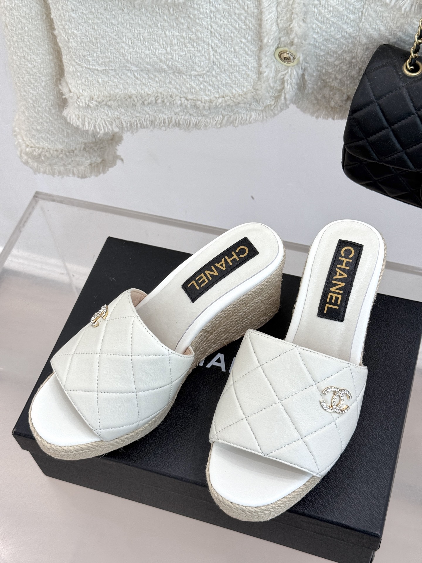 
CHANE* ｜小香234P春夏新品
麻绳菱格厚底坡跟凉鞋
经典菱格搭配麻绳元素 彰显高级
这季凉鞋特