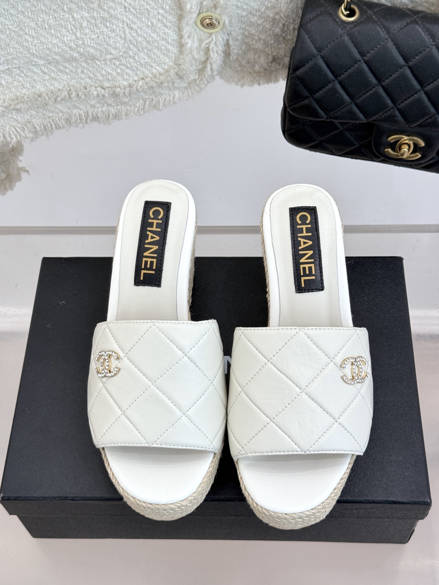 
CHANE* ｜小香234P春夏新品
麻绳菱格厚底坡跟凉鞋
经典菱格搭配麻绳元素 彰显高级
这季凉鞋特