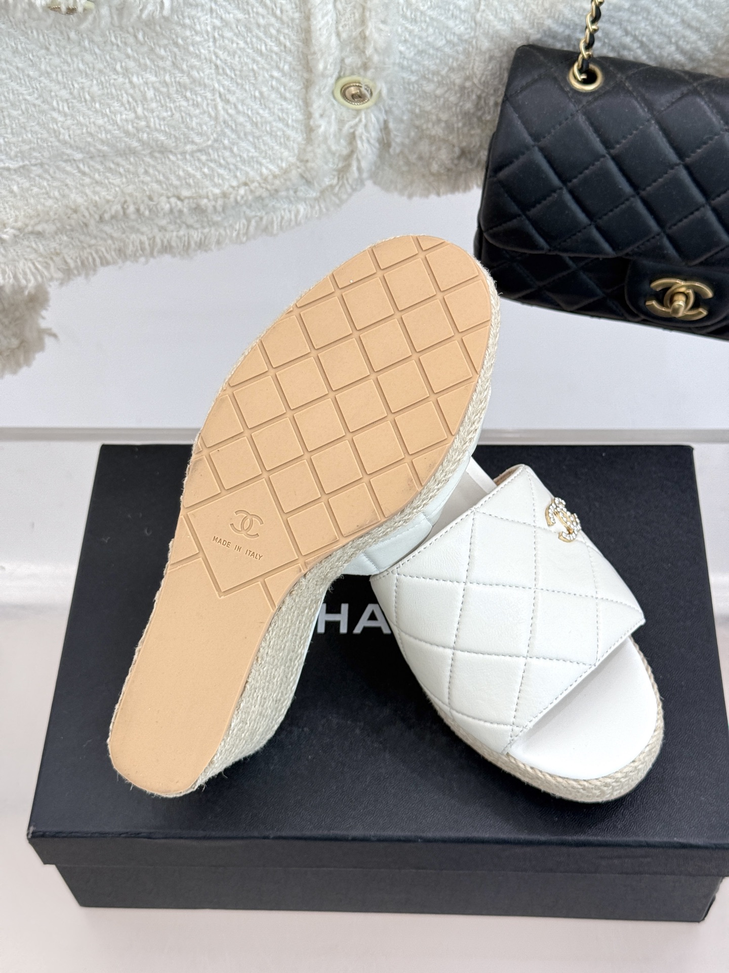 
CHANE* ｜小香234P春夏新品
麻绳菱格厚底坡跟凉鞋
经典菱格搭配麻绳元素 彰显高级
这季凉鞋特