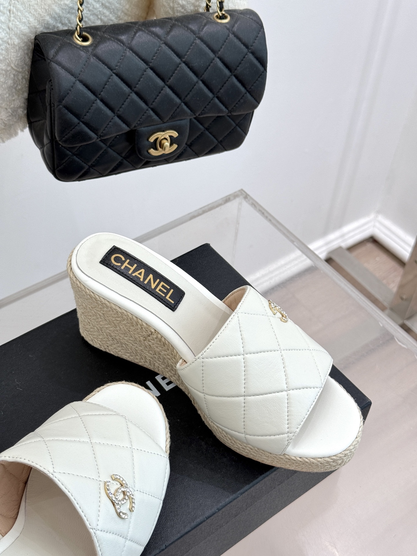 
CHANE* ｜小香234P春夏新品
麻绳菱格厚底坡跟凉鞋
经典菱格搭配麻绳元素 彰显高级
这季凉鞋特