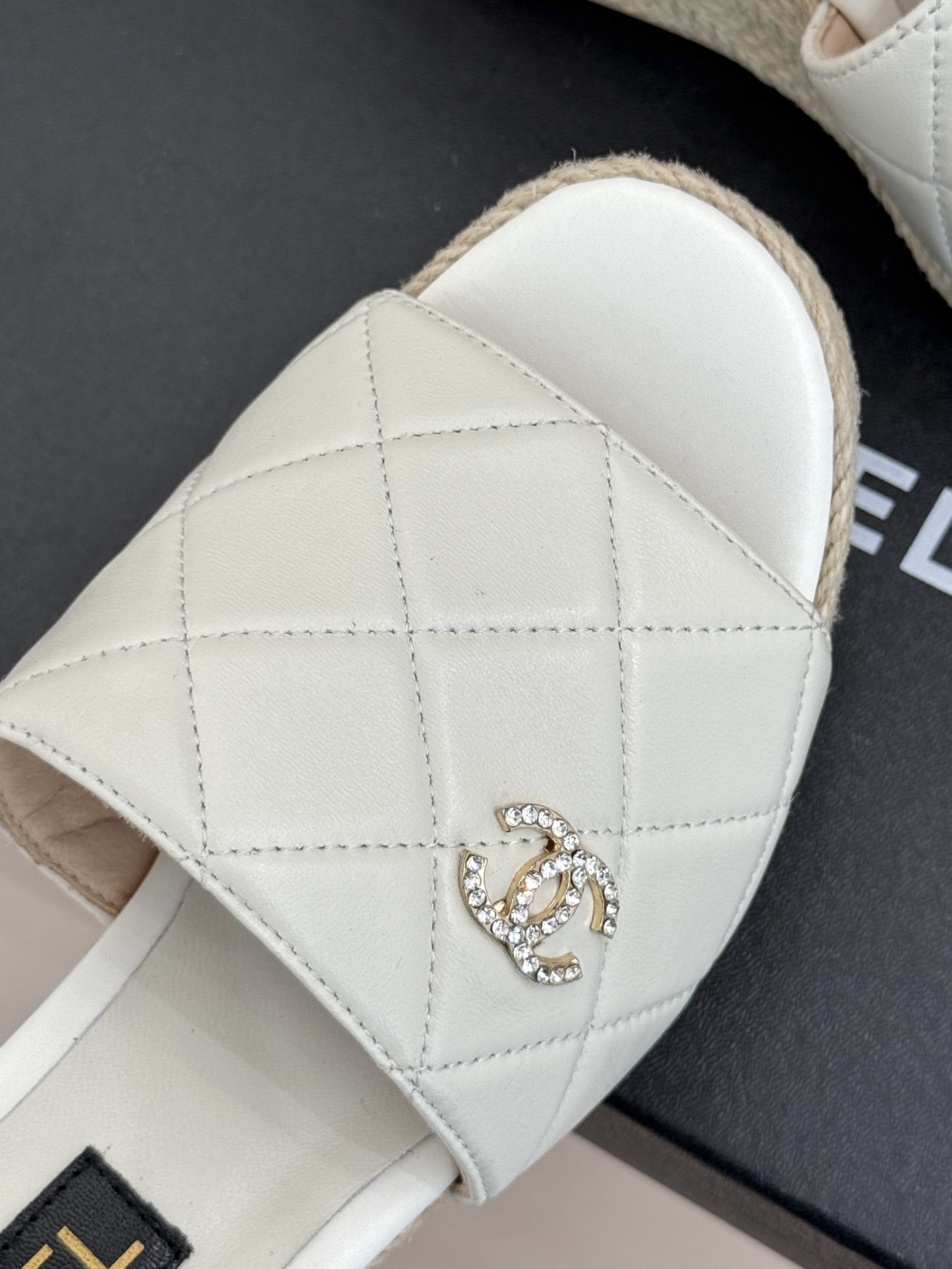 
CHANE* ｜小香234P春夏新品
麻绳菱格厚底坡跟凉鞋
经典菱格搭配麻绳元素 彰显高级
这季凉鞋特