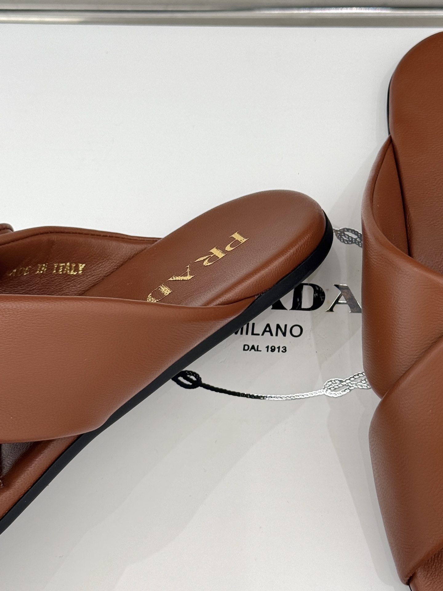 （加飞机盒➕10）
Prada/普拉达经典春夏新品
三角标交叉拖鞋
夏天最值得入手的简约单品❗
自带高