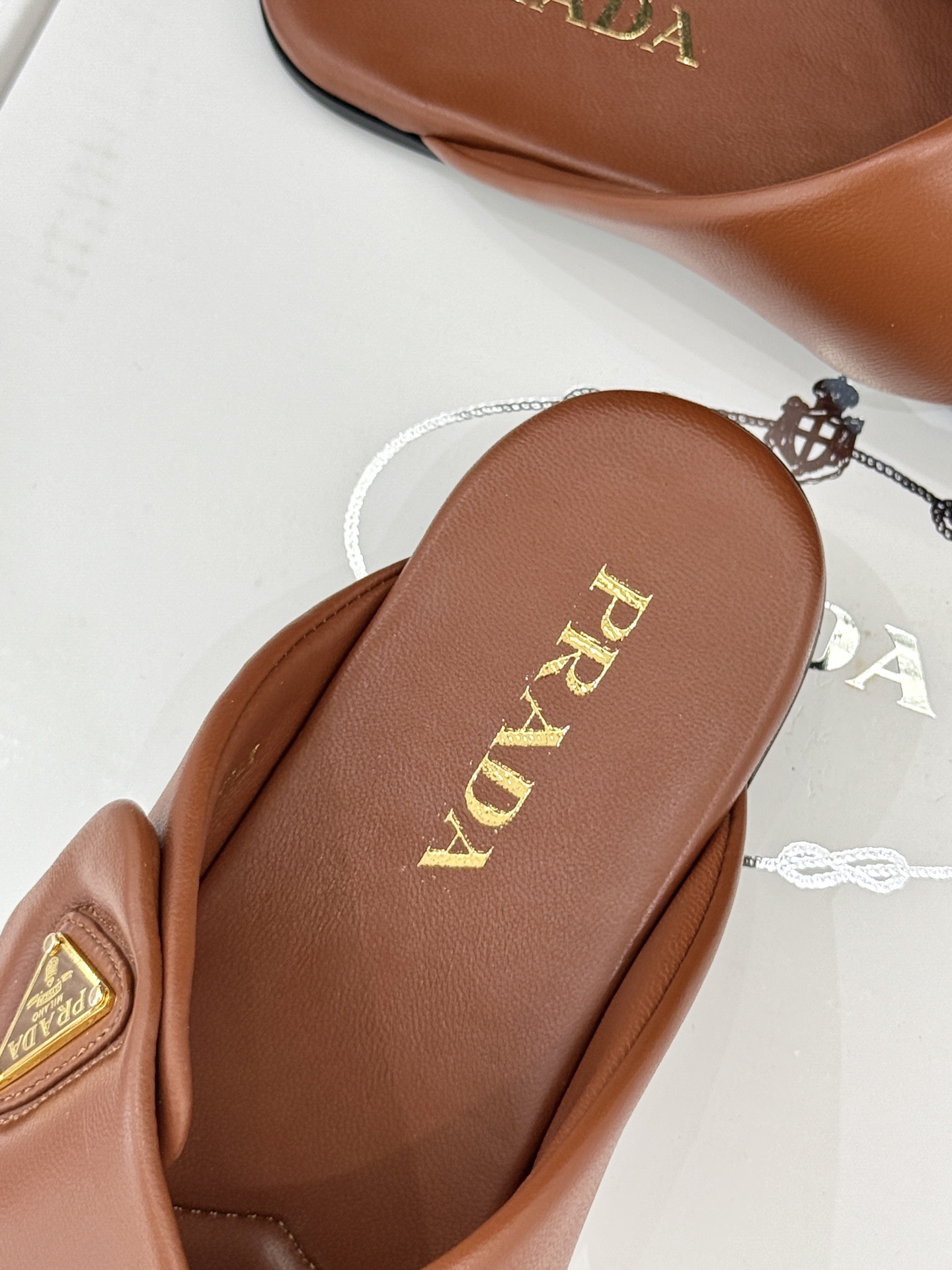  （加飞机盒➕10）
Prada/普拉达经典春夏新品
三角标交叉拖鞋
夏天最值得入手的简约单品❗
自带高