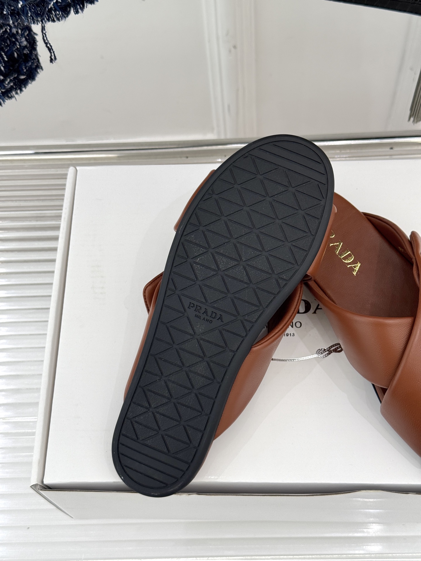  （加飞机盒➕10）
Prada/普拉达经典春夏新品
三角标交叉拖鞋
夏天最值得入手的简约单品❗
自带高