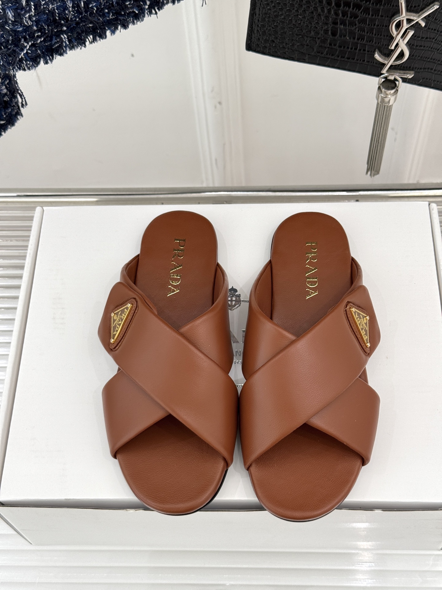  （加飞机盒➕10）
Prada/普拉达经典春夏新品
三角标交叉拖鞋
夏天最值得入手的简约单品❗
自带高
