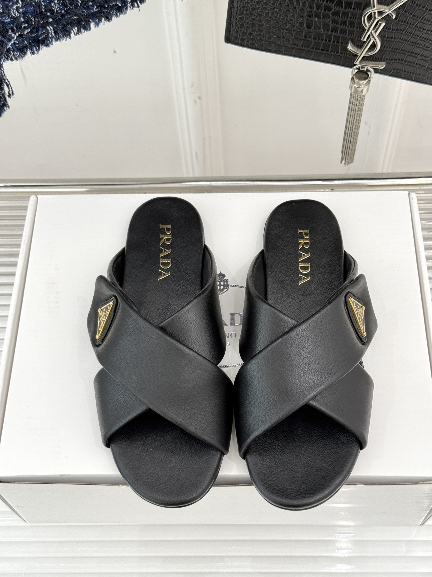  （加飞机盒➕10）
Prada/普拉达经典春夏新品
三角标交叉拖鞋
夏天最值得入手的简约单品❗
自带高