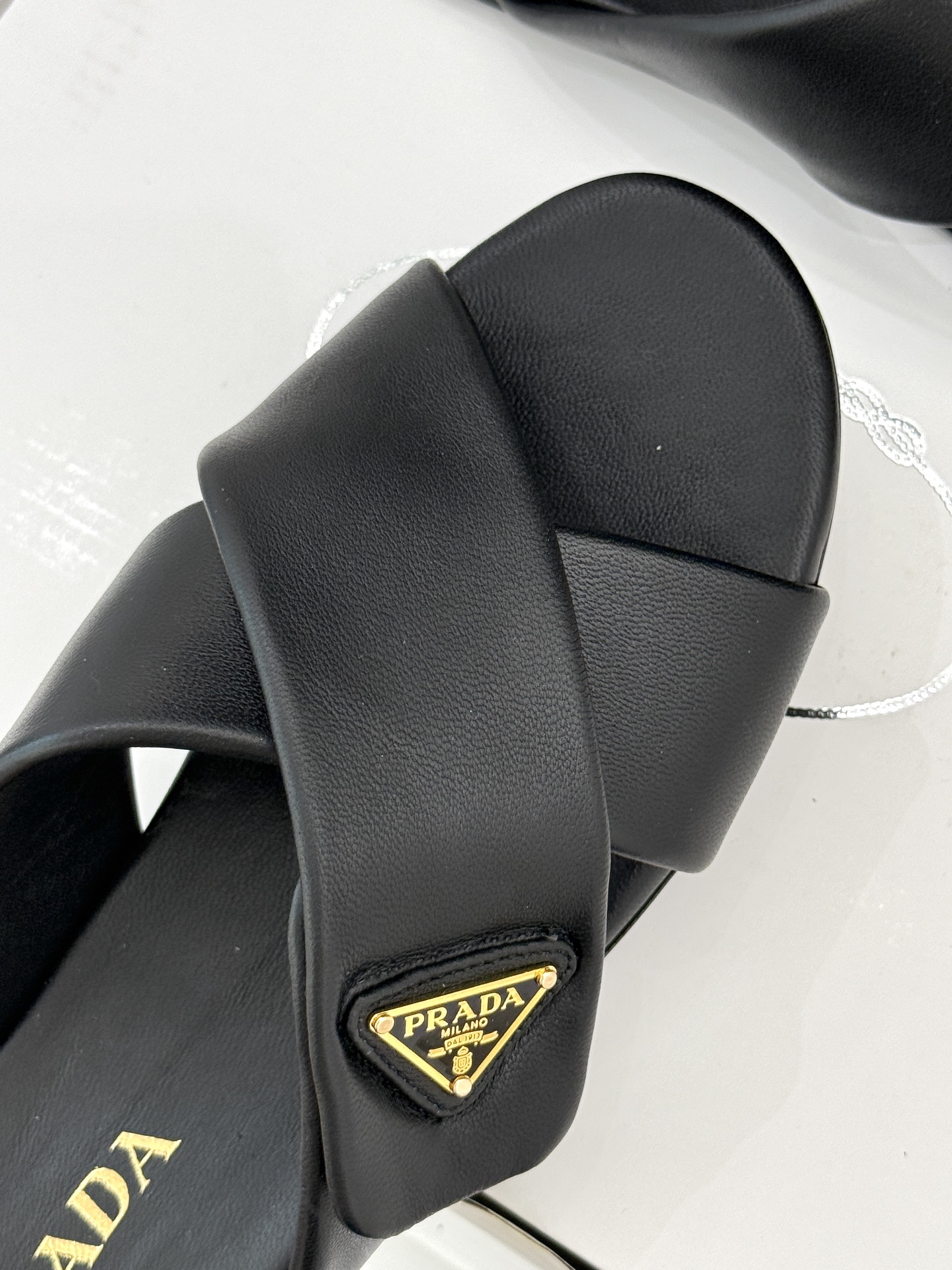  （加飞机盒➕10）
Prada/普拉达经典春夏新品
三角标交叉拖鞋
夏天最值得入手的简约单品❗
自带高