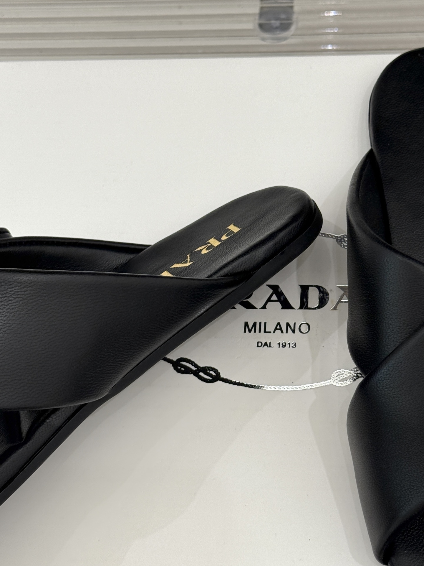  （加飞机盒➕10）
Prada/普拉达经典春夏新品
三角标交叉拖鞋
夏天最值得入手的简约单品❗
自带高