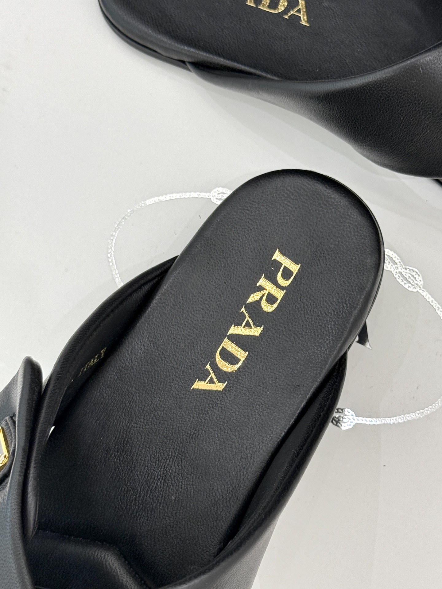  （加飞机盒➕10）
Prada/普拉达经典春夏新品
三角标交叉拖鞋
夏天最值得入手的简约单品❗
自带高