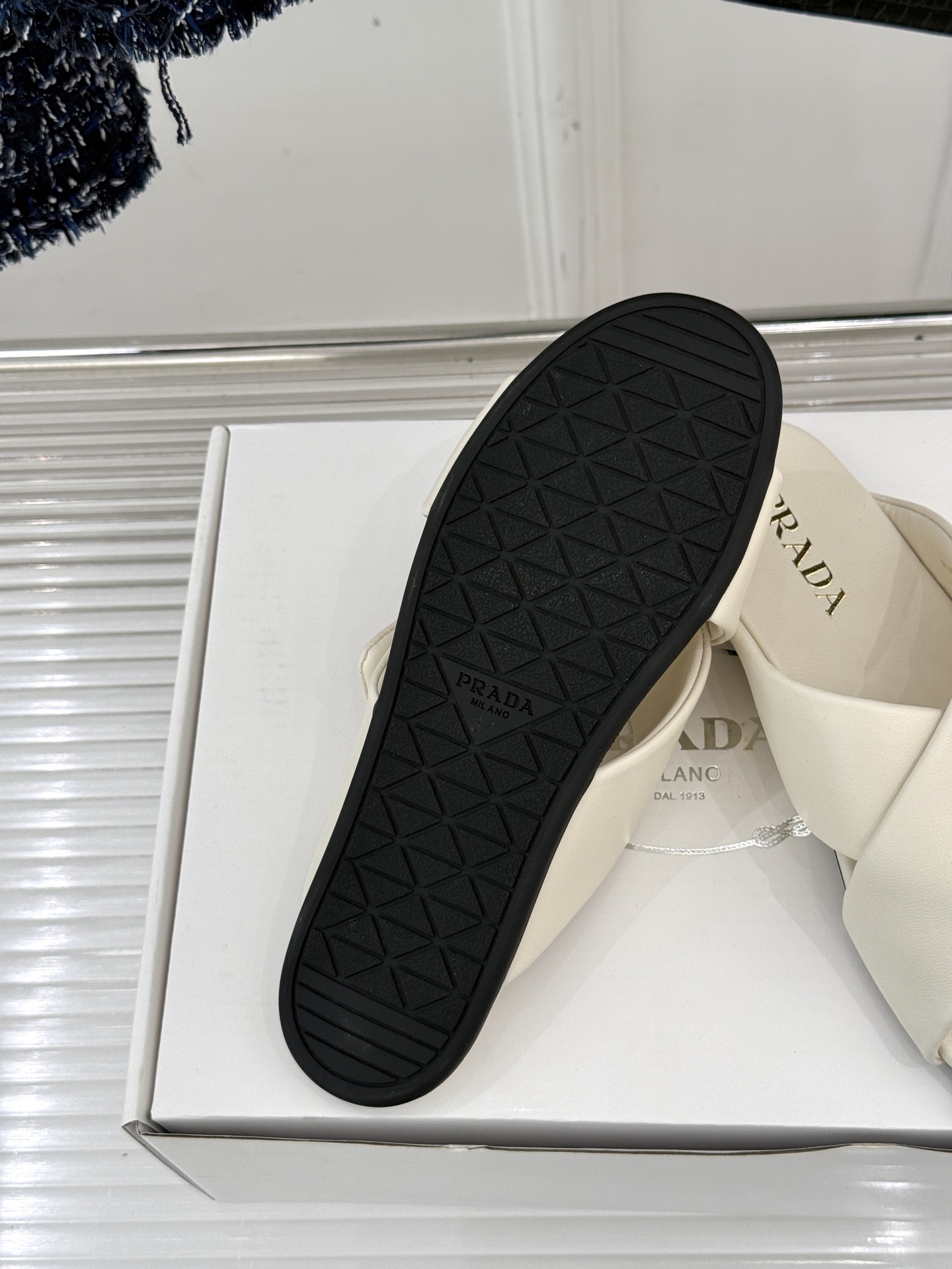  （加飞机盒➕10）
Prada/普拉达经典春夏新品
三角标交叉拖鞋
夏天最值得入手的简约单品❗
自带高