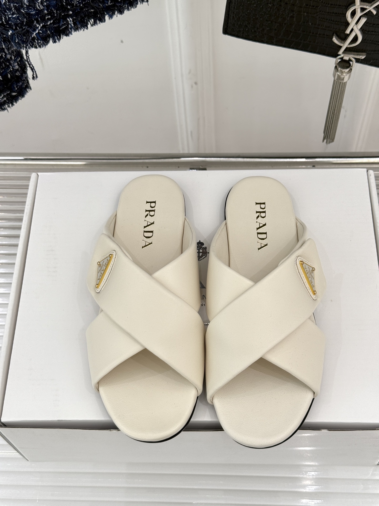  （加飞机盒➕10）
Prada/普拉达经典春夏新品
三角标交叉拖鞋
夏天最值得入手的简约单品❗
自带高