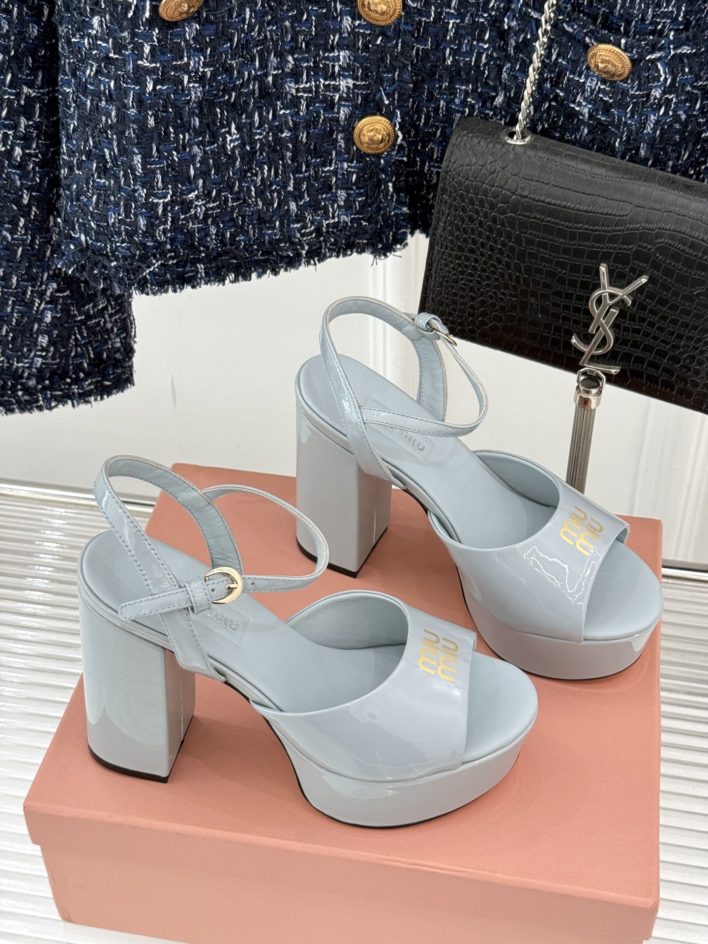 
Miu Miu/缪缪25s春夏新品
恨天高防水台粗跟凉鞋
鲜明的设计风格和独特的美感
极强的彰显着个性