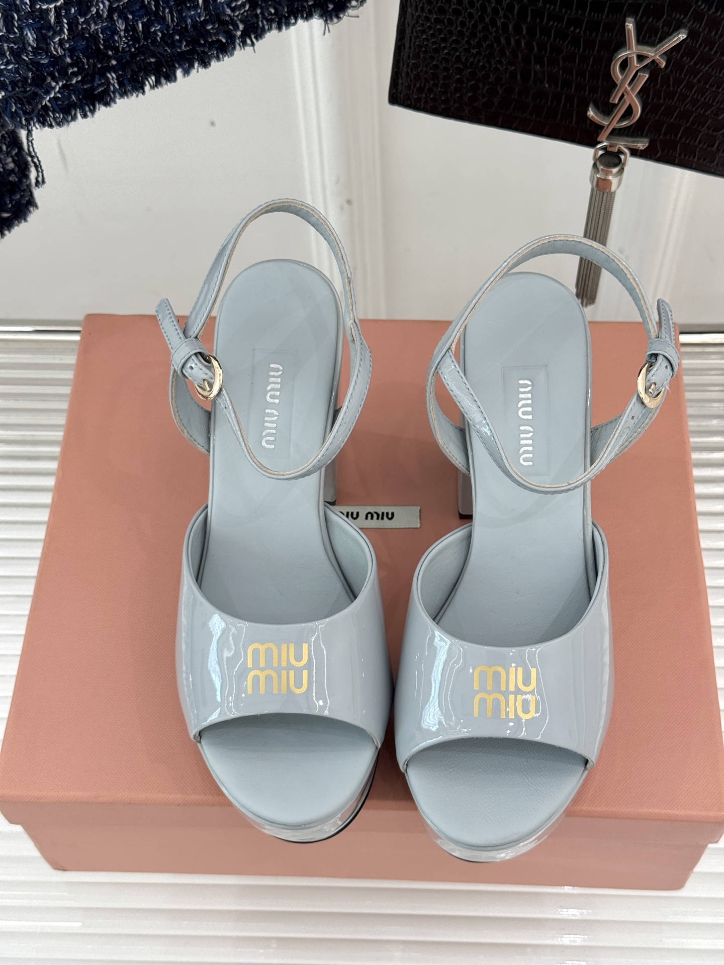 
Miu Miu/缪缪25s春夏新品
恨天高防水台粗跟凉鞋
鲜明的设计风格和独特的美感
极强的彰显着个性