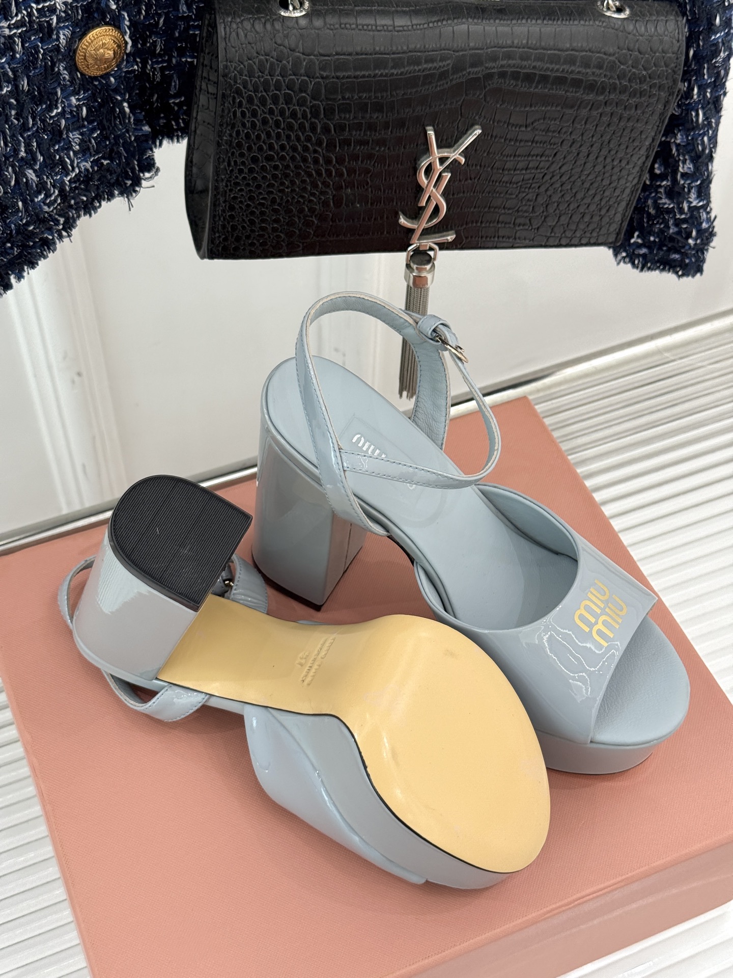 
Miu Miu/缪缪25s春夏新品
恨天高防水台粗跟凉鞋
鲜明的设计风格和独特的美感
极强的彰显着个性