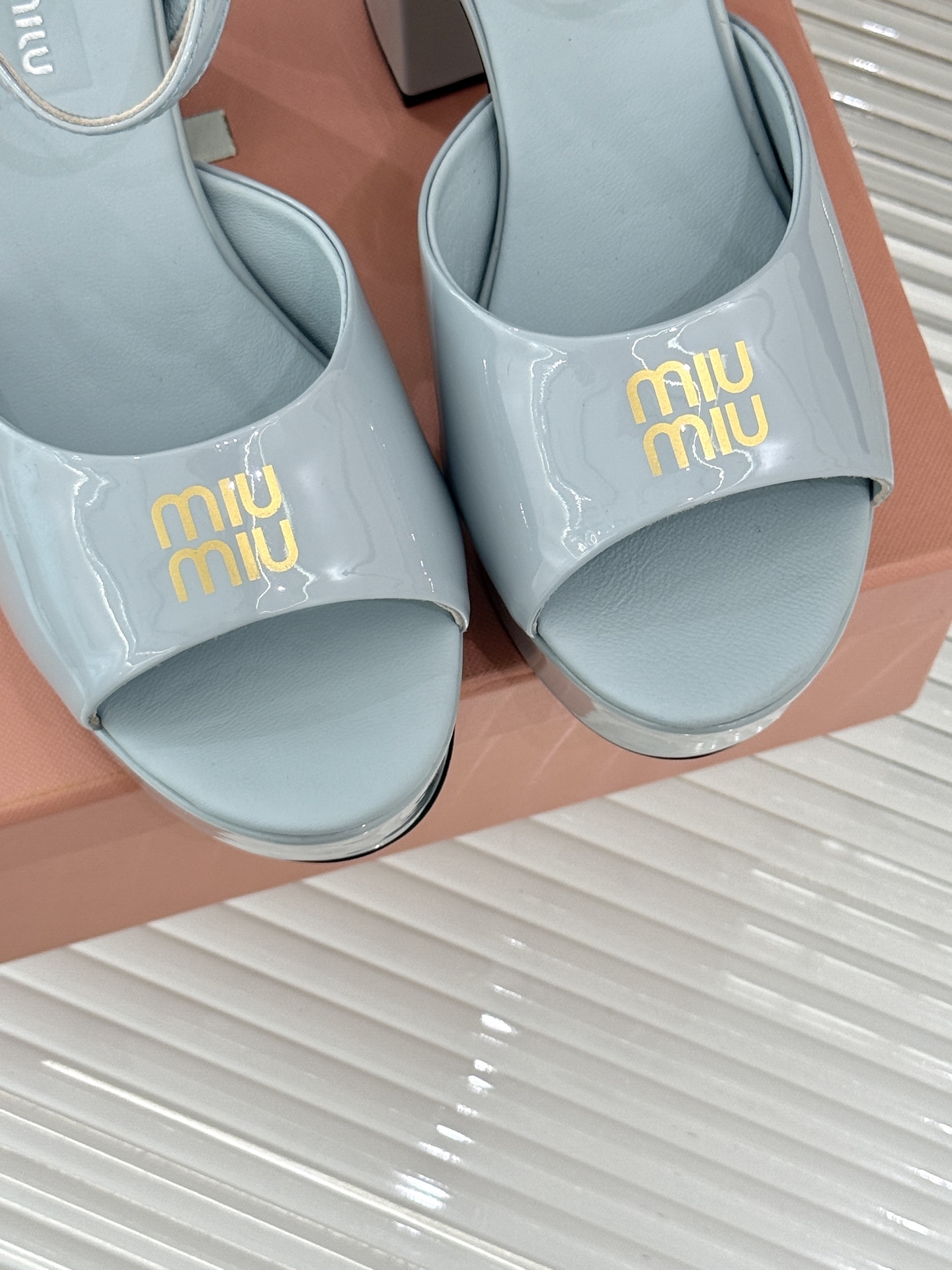 
Miu Miu/缪缪25s春夏新品
恨天高防水台粗跟凉鞋
鲜明的设计风格和独特的美感
极强的彰显着个性