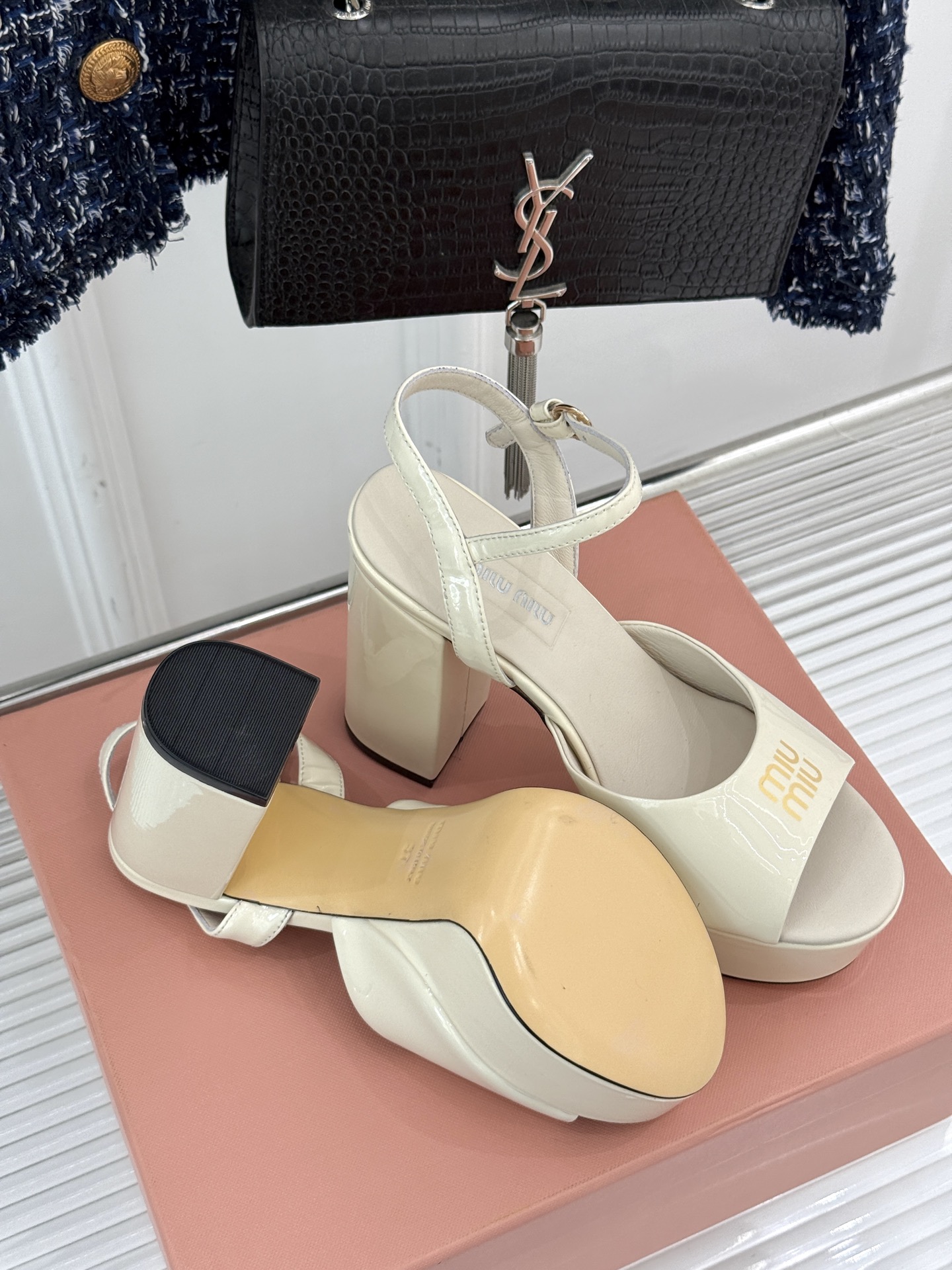 
Miu Miu/缪缪25s春夏新品
恨天高防水台粗跟凉鞋
鲜明的设计风格和独特的美感
极强的彰显着个性