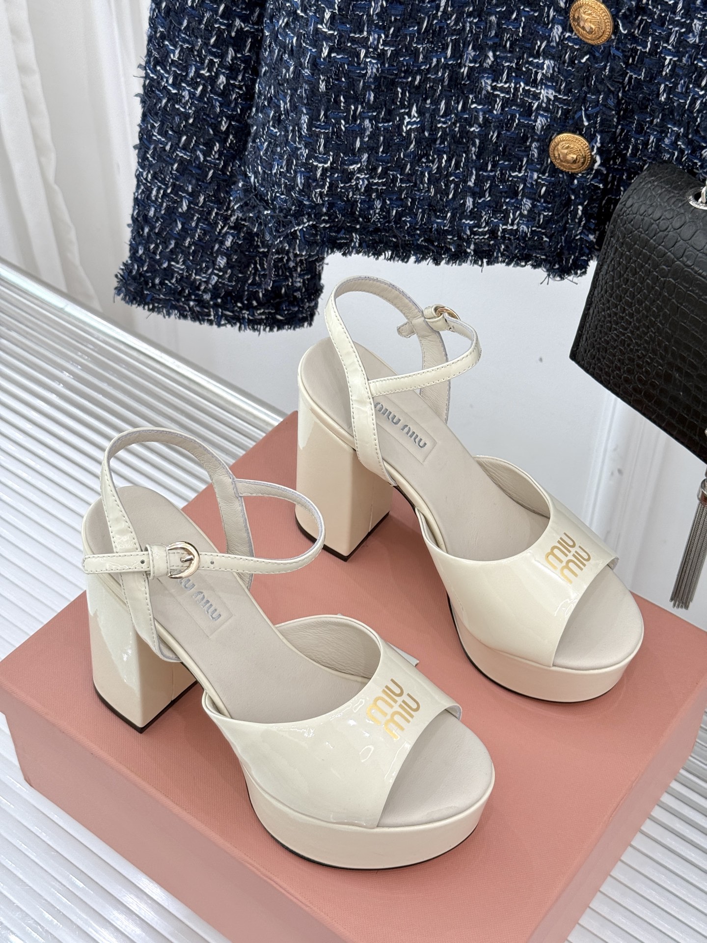 
Miu Miu/缪缪25s春夏新品
恨天高防水台粗跟凉鞋
鲜明的设计风格和独特的美感
极强的彰显着个性