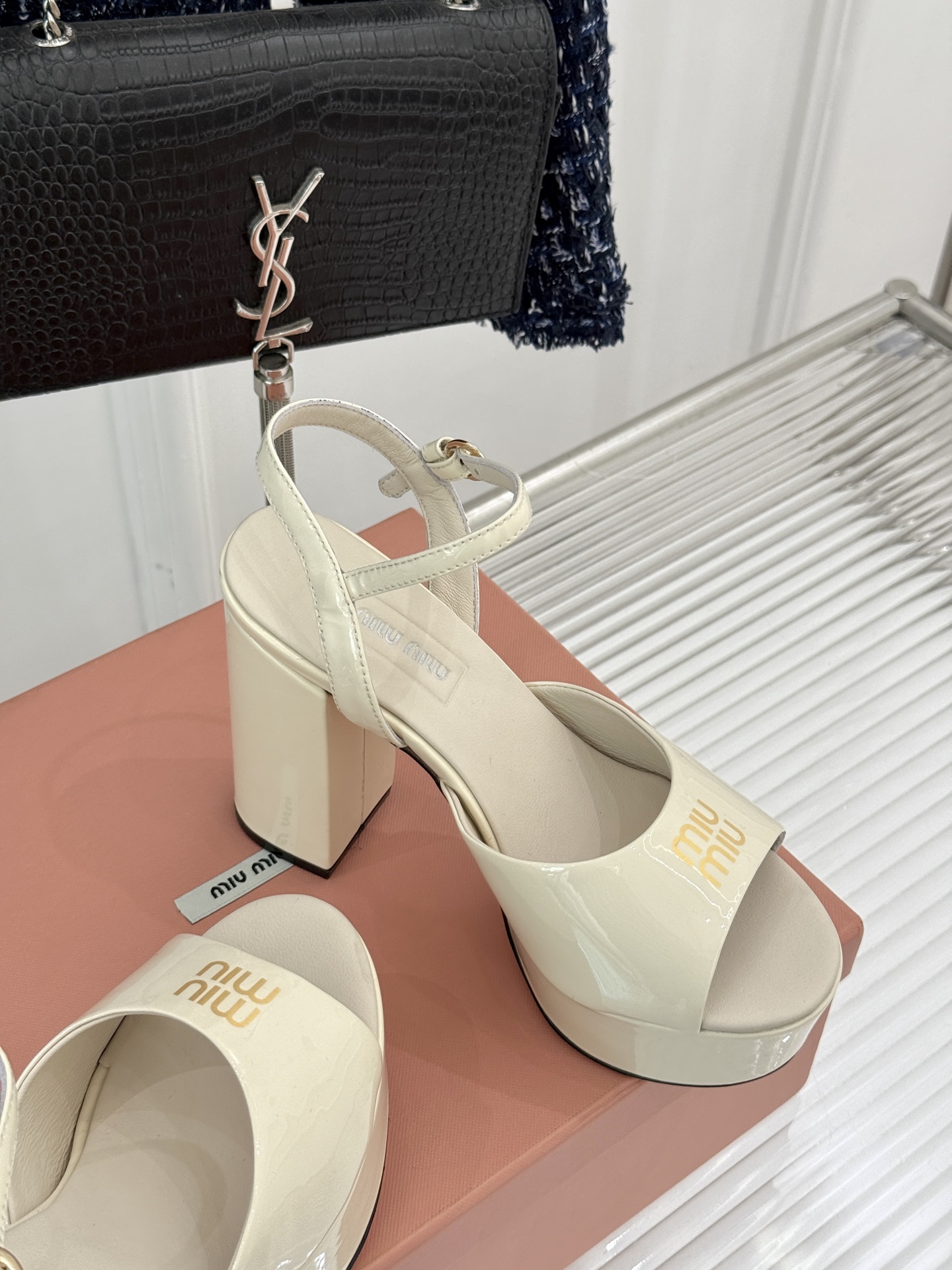 
Miu Miu/缪缪25s春夏新品
恨天高防水台粗跟凉鞋
鲜明的设计风格和独特的美感
极强的彰显着个性