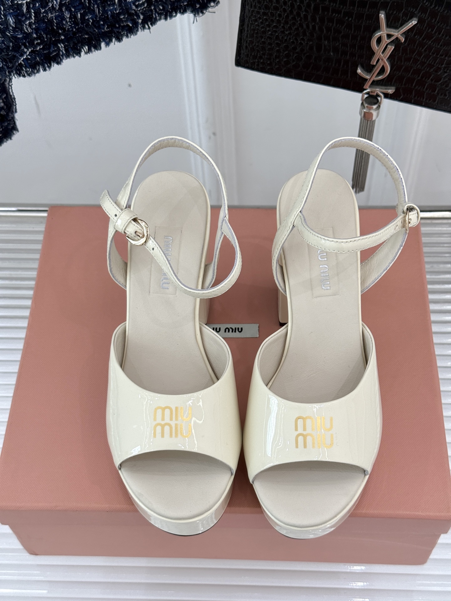 
Miu Miu/缪缪25s春夏新品
恨天高防水台粗跟凉鞋
鲜明的设计风格和独特的美感
极强的彰显着个性