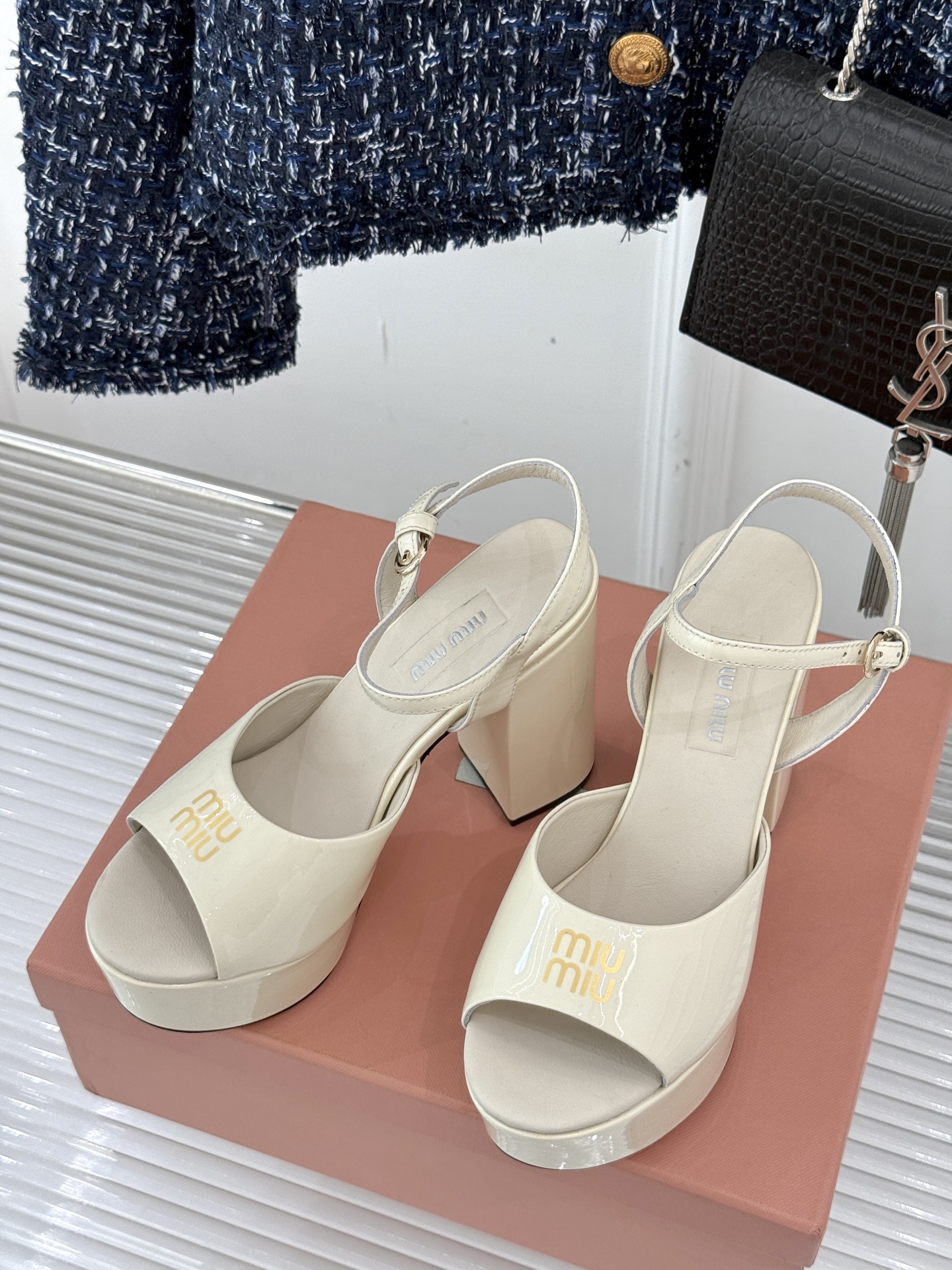 
Miu Miu/缪缪25s春夏新品
恨天高防水台粗跟凉鞋
鲜明的设计风格和独特的美感
极强的彰显着个性