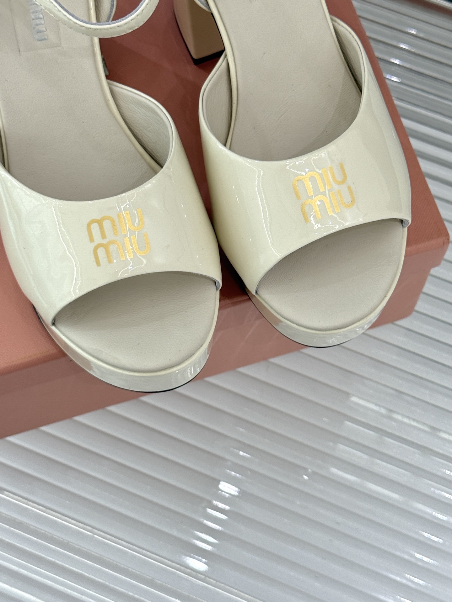 
Miu Miu/缪缪25s春夏新品
恨天高防水台粗跟凉鞋
鲜明的设计风格和独特的美感
极强的彰显着个性