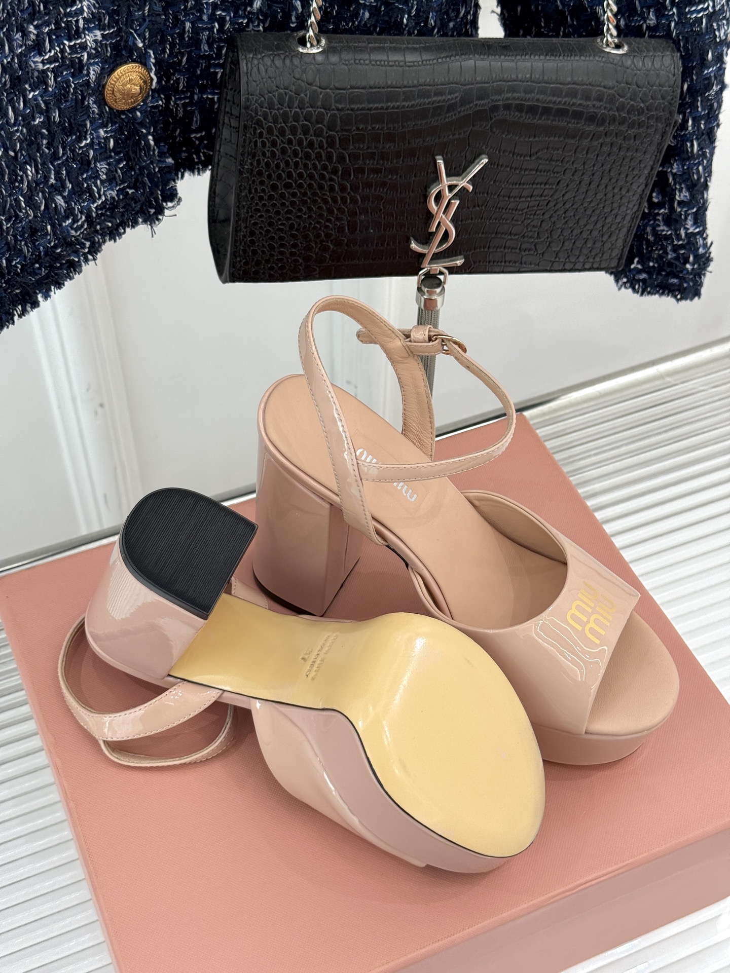 
Miu Miu/缪缪25s春夏新品
恨天高防水台粗跟凉鞋
鲜明的设计风格和独特的美感
极强的彰显着个性
