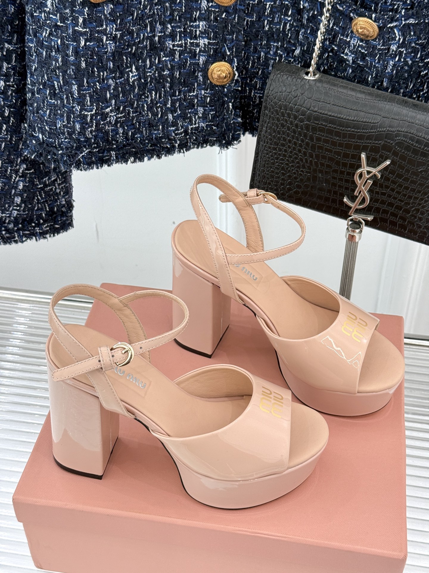 
Miu Miu/缪缪25s春夏新品
恨天高防水台粗跟凉鞋
鲜明的设计风格和独特的美感
极强的彰显着个性