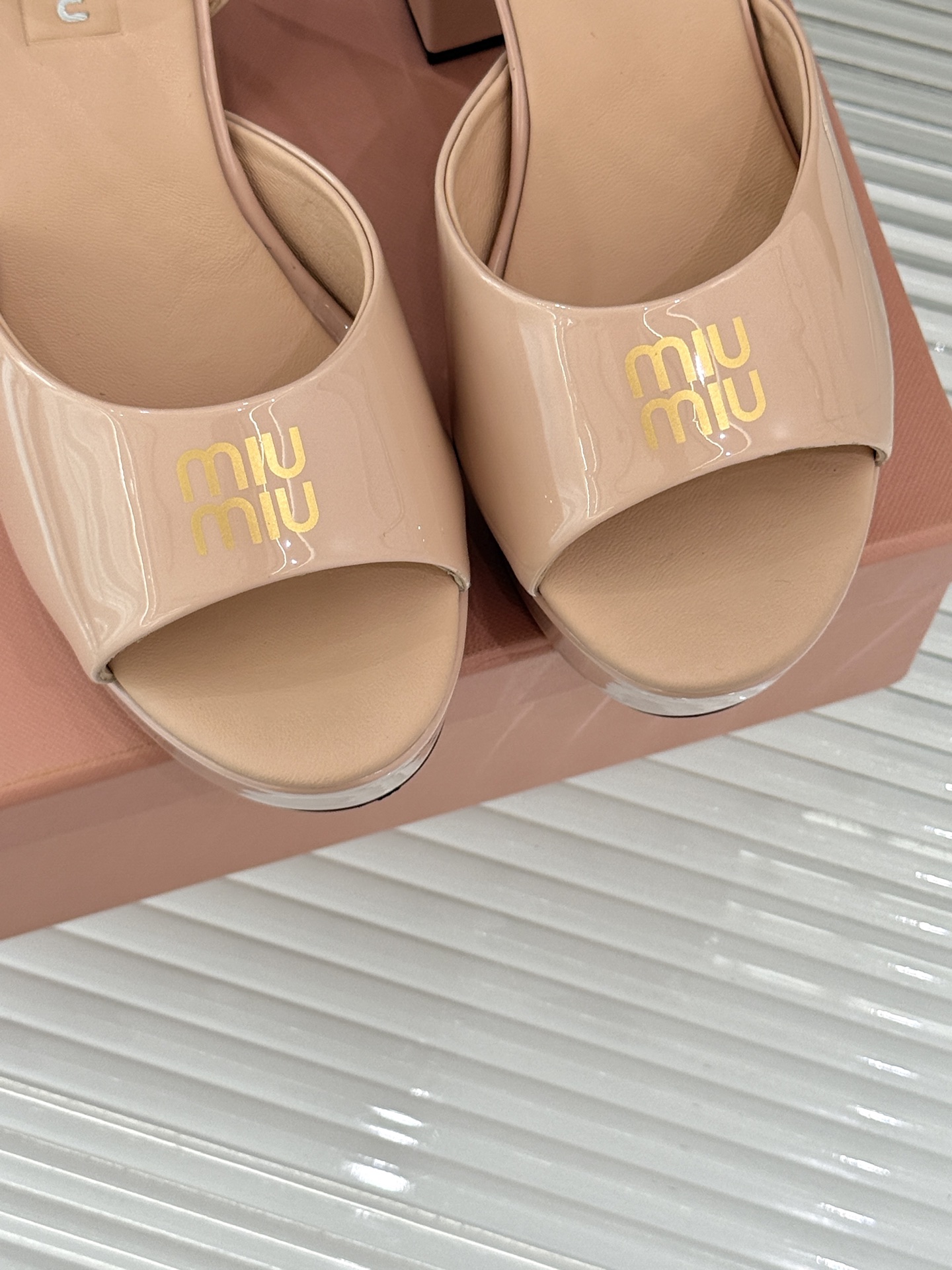 
Miu Miu/缪缪25s春夏新品
恨天高防水台粗跟凉鞋
鲜明的设计风格和独特的美感
极强的彰显着个性