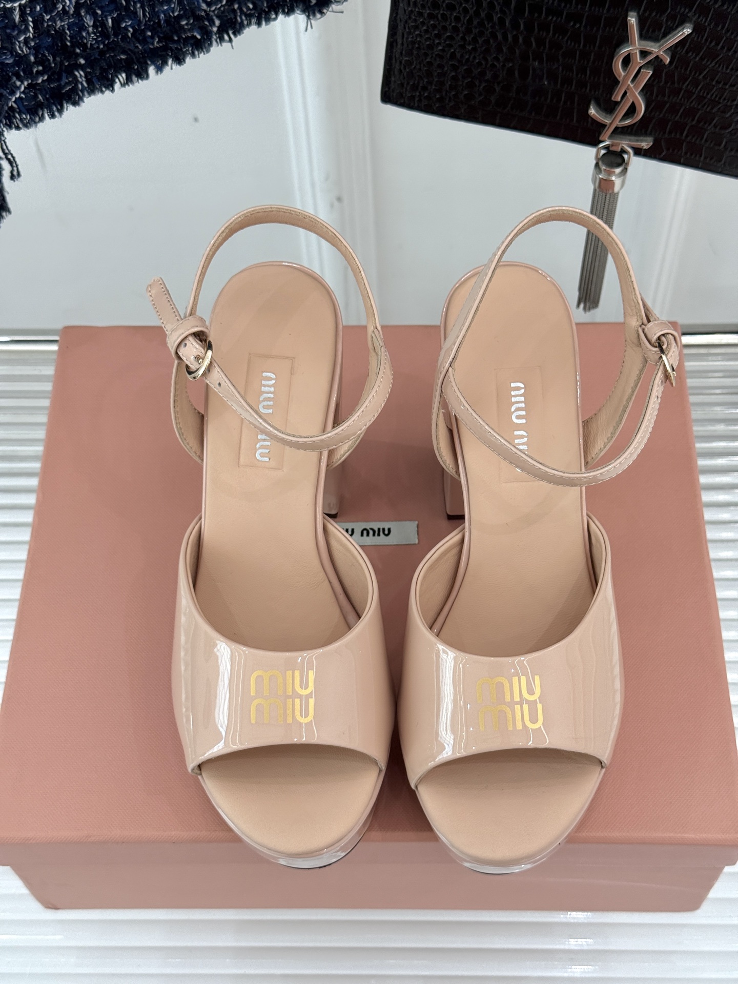 
Miu Miu/缪缪25s春夏新品
恨天高防水台粗跟凉鞋
鲜明的设计风格和独特的美感
极强的彰显着个性