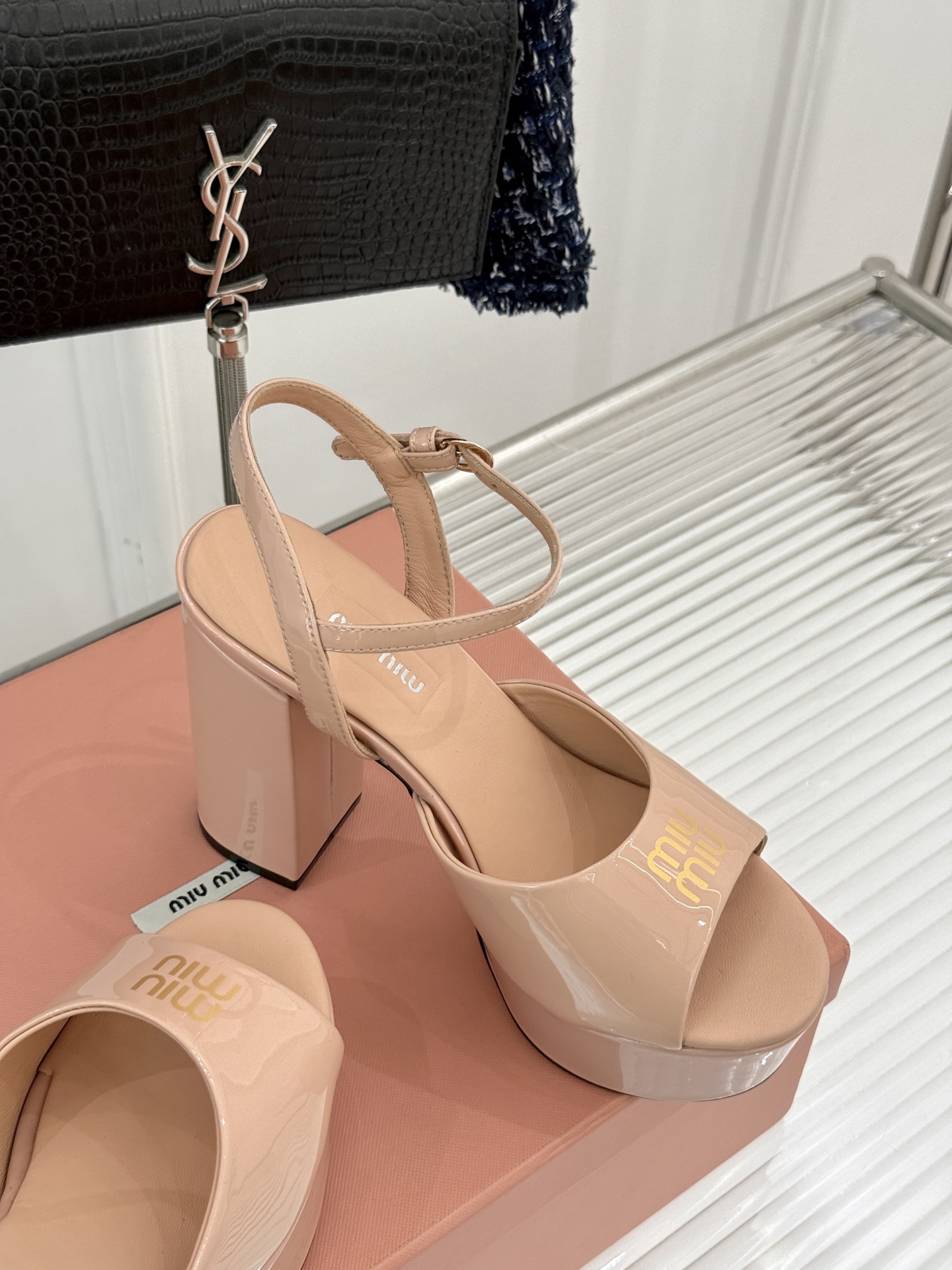
Miu Miu/缪缪25s春夏新品
恨天高防水台粗跟凉鞋
鲜明的设计风格和独特的美感
极强的彰显着个性